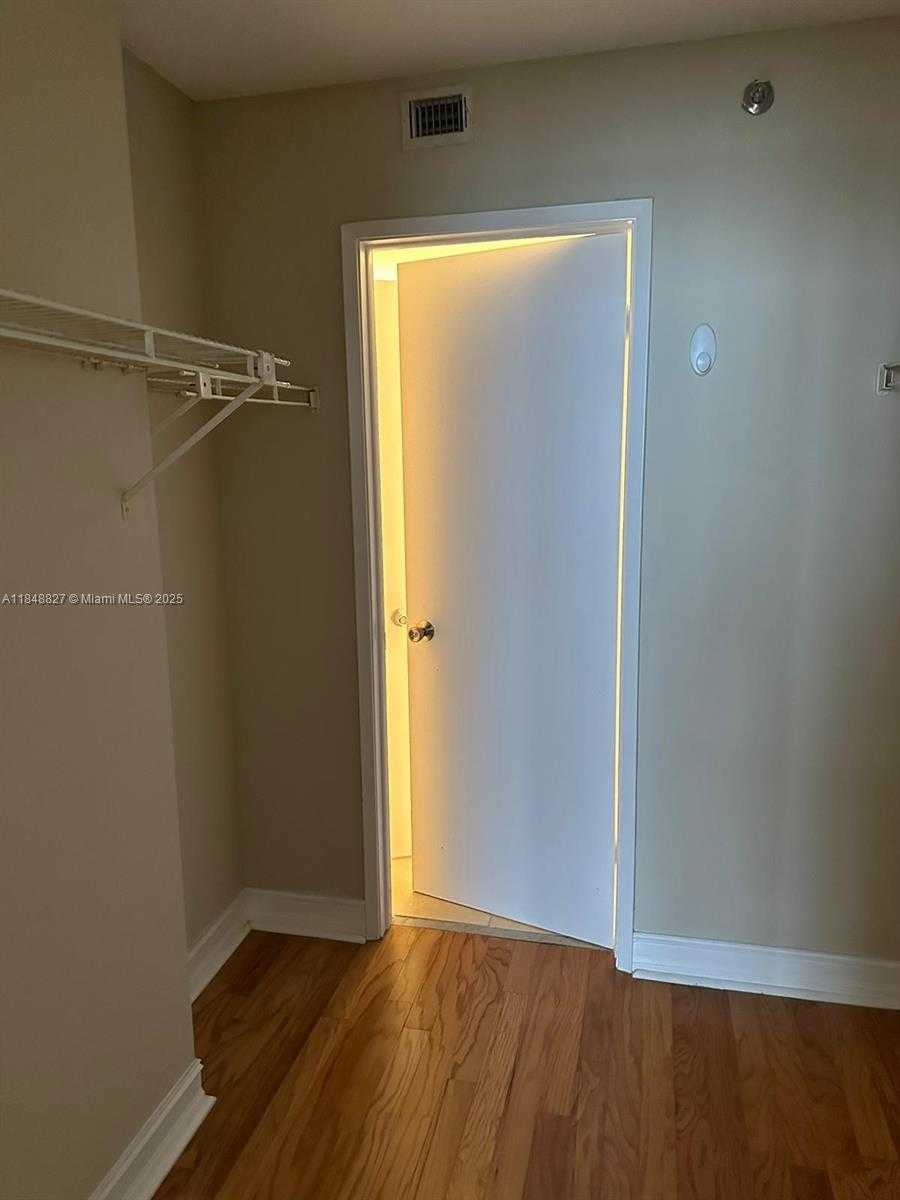 Small Image of 770 CLAUGHTON ISLAND DR #2002, Miami Number 12