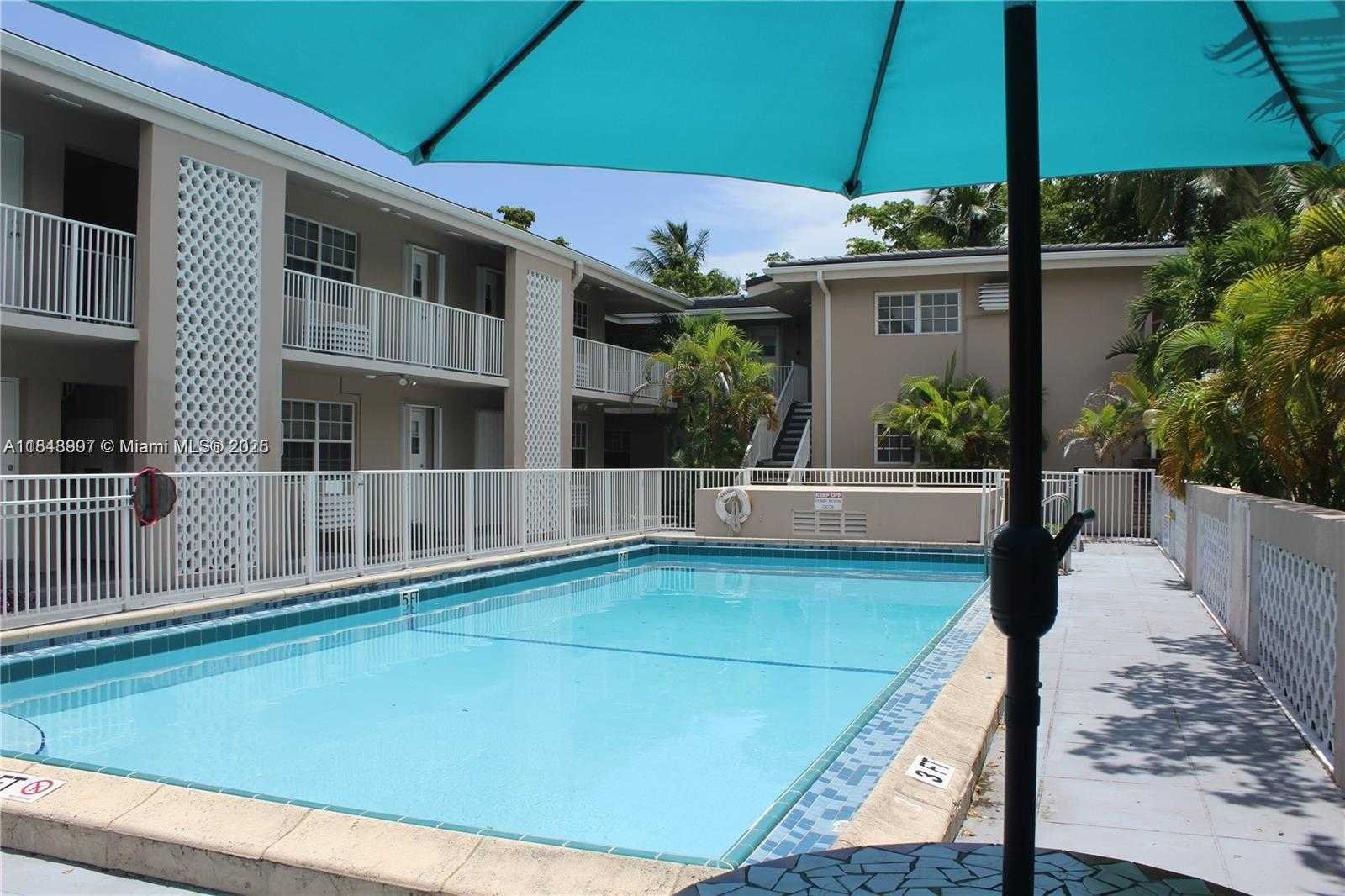 Small Image of 6511 SANTONA ST #C-17, Coral Gables Number 3
