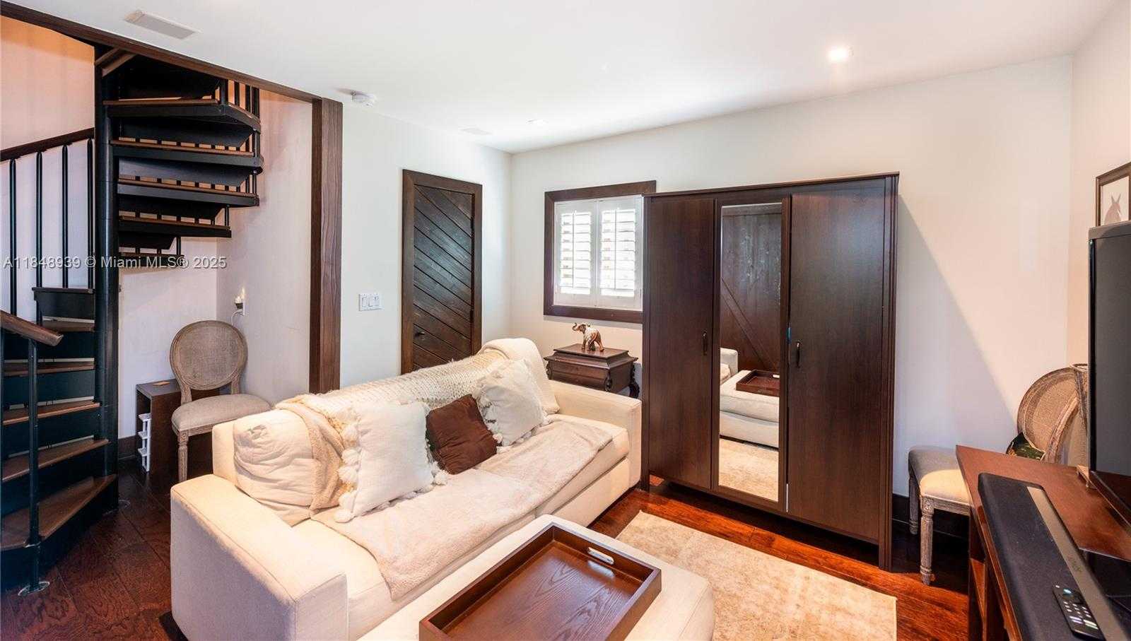 Small Image of 3621 VISCAYA CT, Coral Gables Number 11