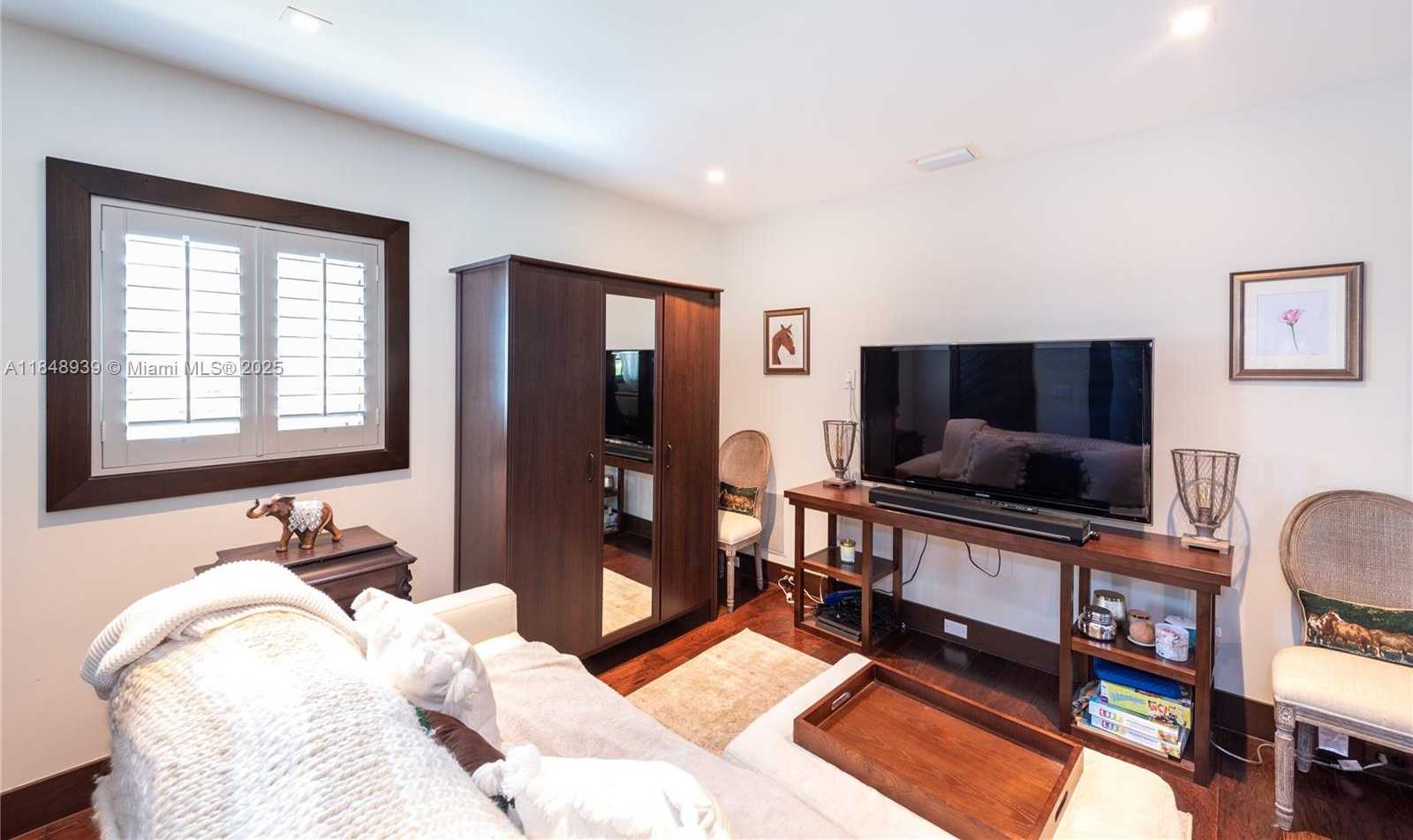 Small Image of 3621 VISCAYA CT, Coral Gables Number 12