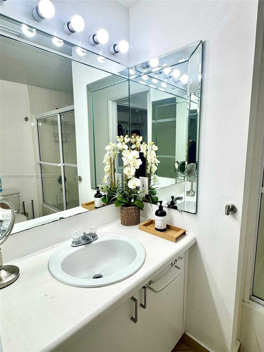 Small Image of Aventura Number 10