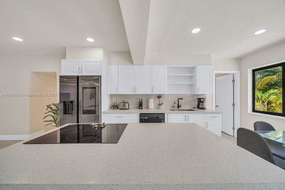 Small Image of 305 NORTH WEST 124TH ST, North Miami Number 15