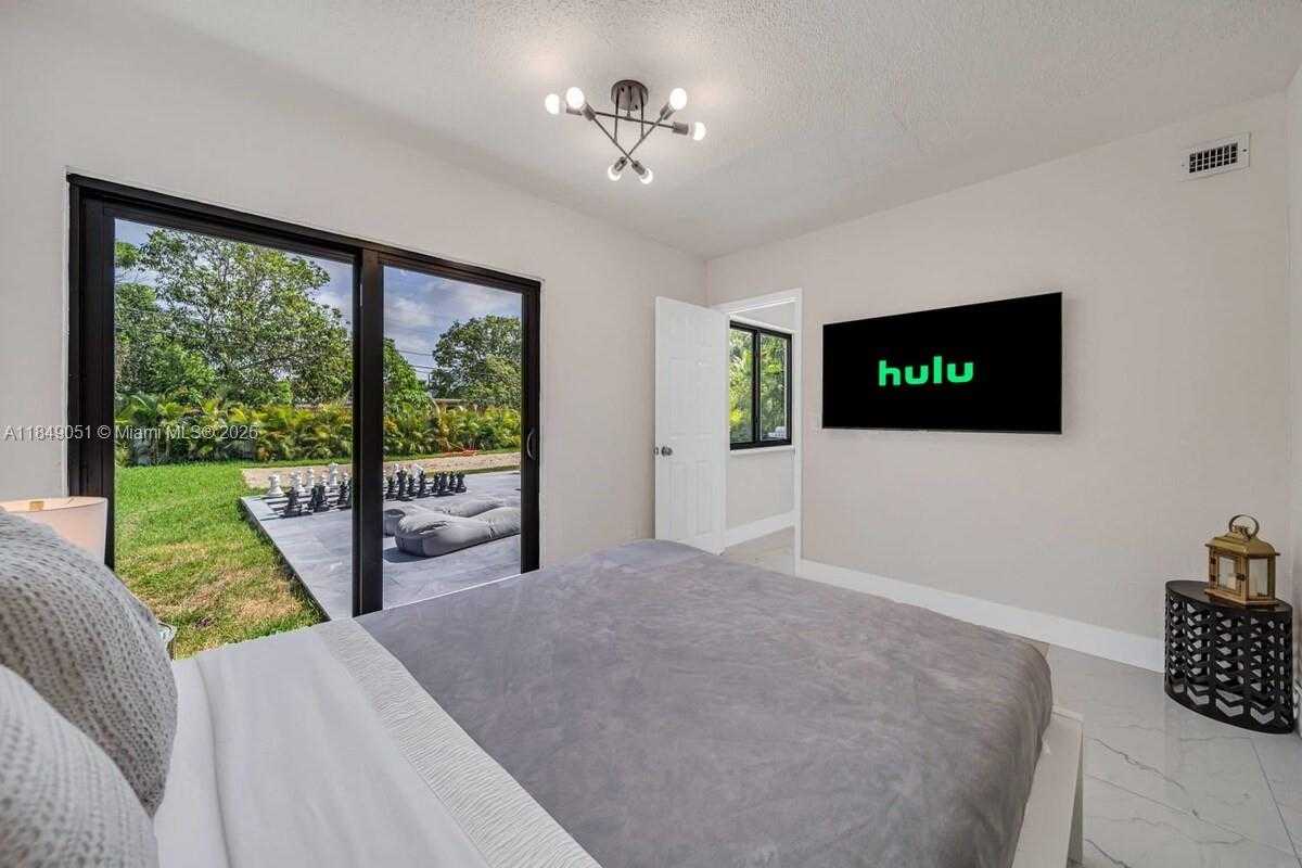 Small Image of 305 NORTH WEST 124TH ST, North Miami Number 21