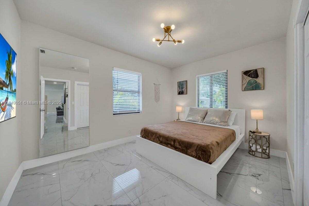 Small Image of 305 NORTH WEST 124TH ST, North Miami Number 24