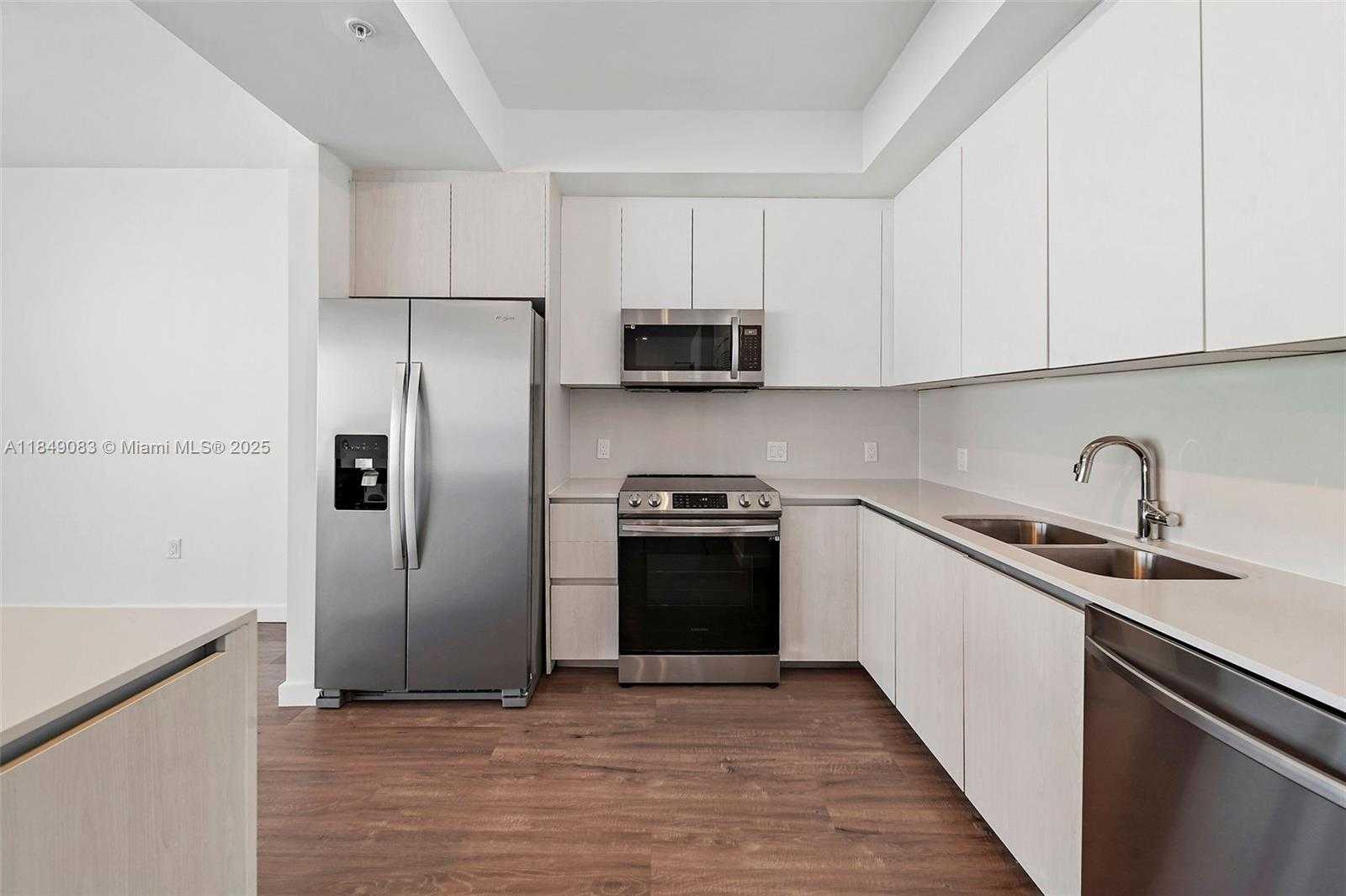 Small Image of 1500 BAY RD #C-1611, Miami Beach Number 3
