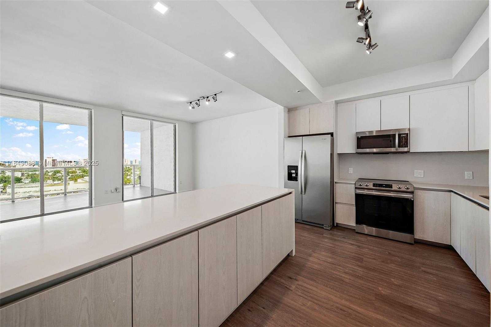 Small Image of 1500 BAY RD #C-1611, Miami Beach Number 4