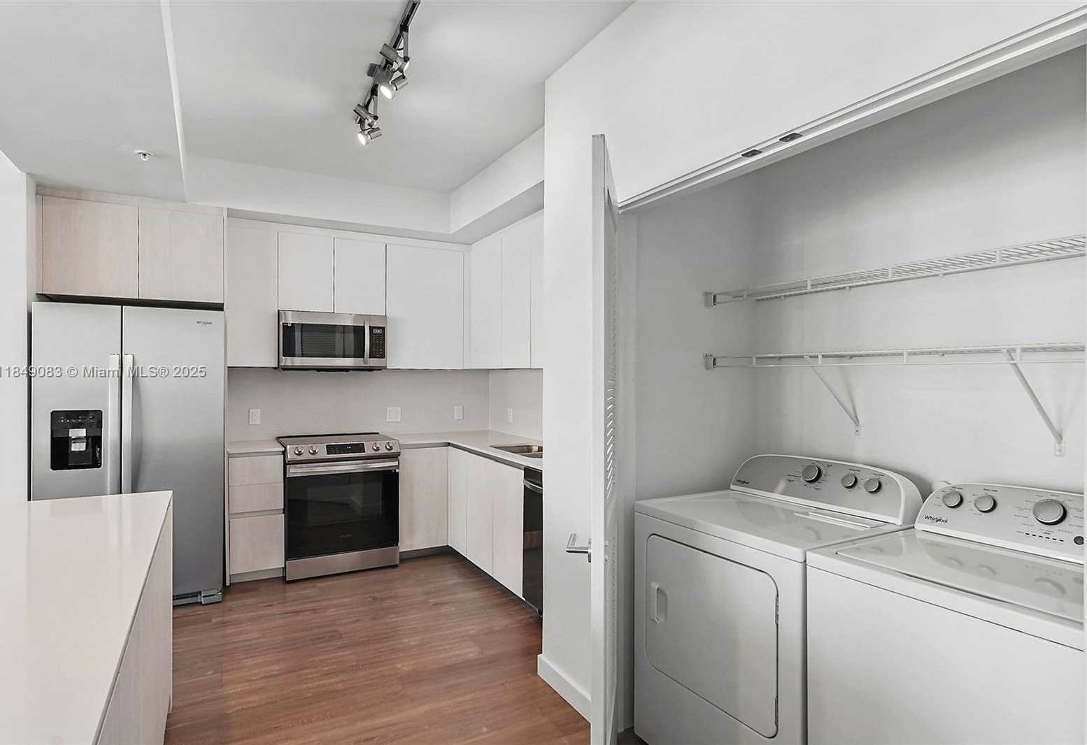 Small Image of 1500 BAY RD #C-1611, Miami Beach Number 5