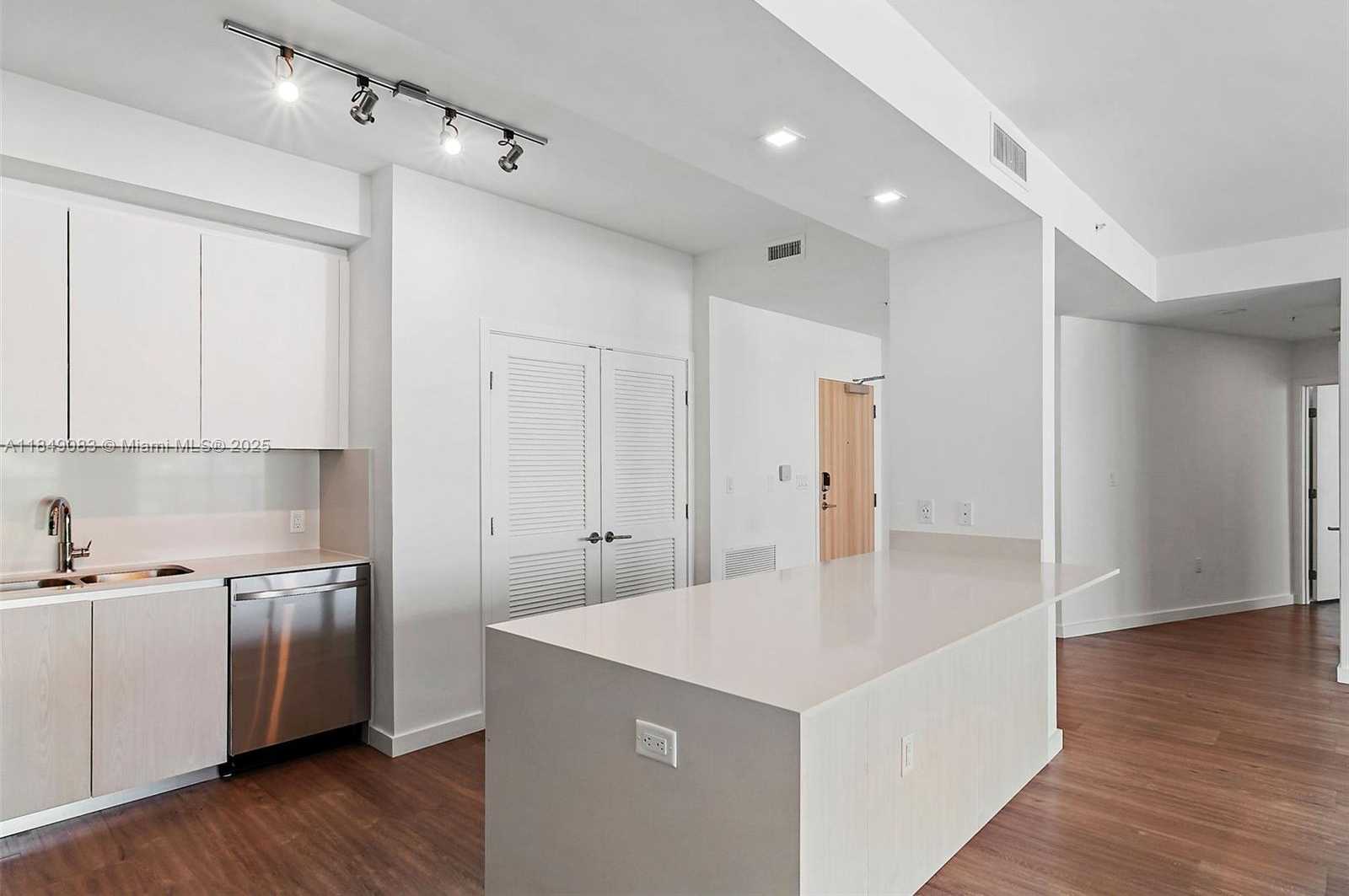 Small Image of 1500 BAY RD #C-1611, Miami Beach Number 7