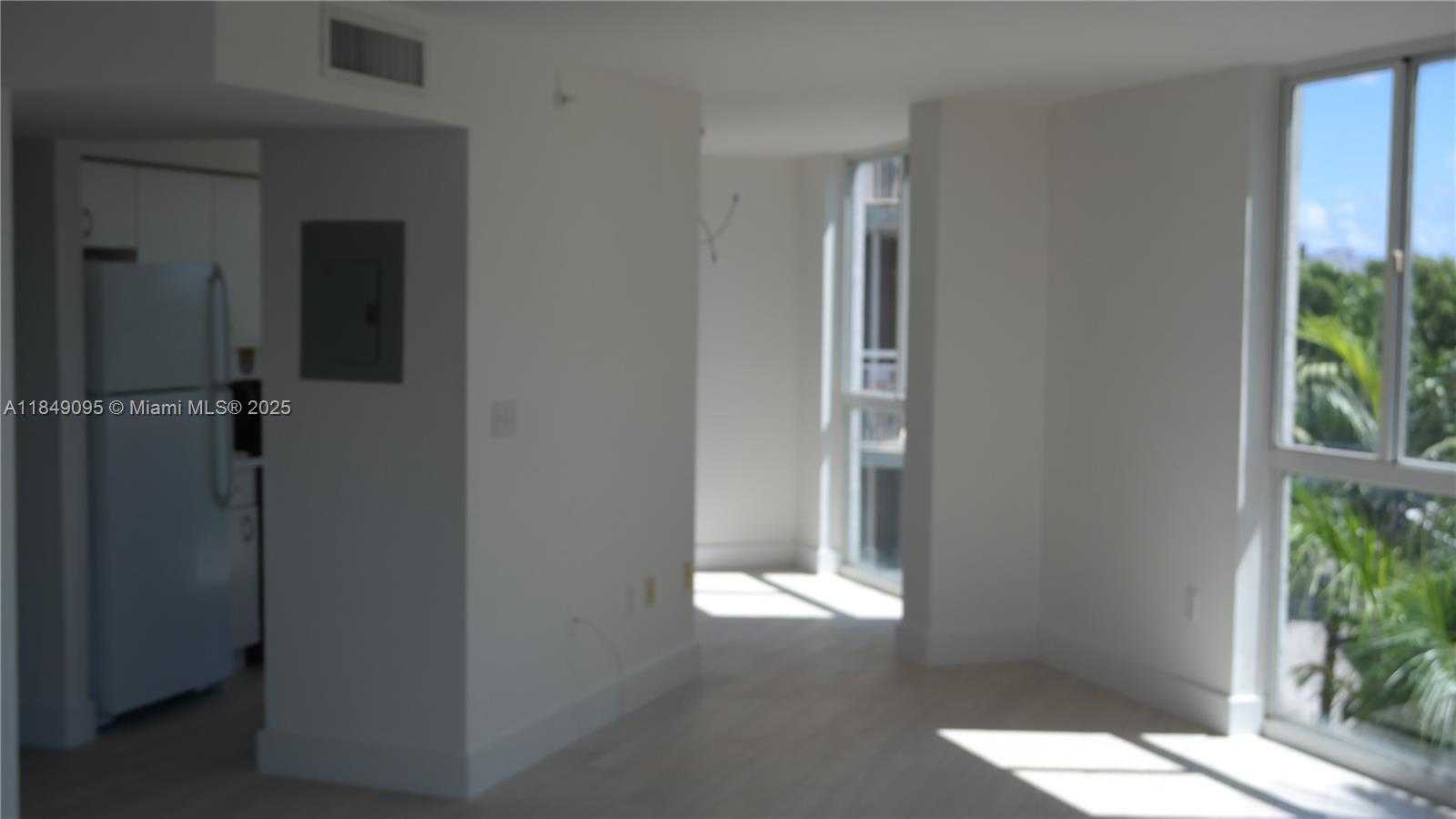 Small Image of 1688 WEST AVE #402, Miami Beach Number 2