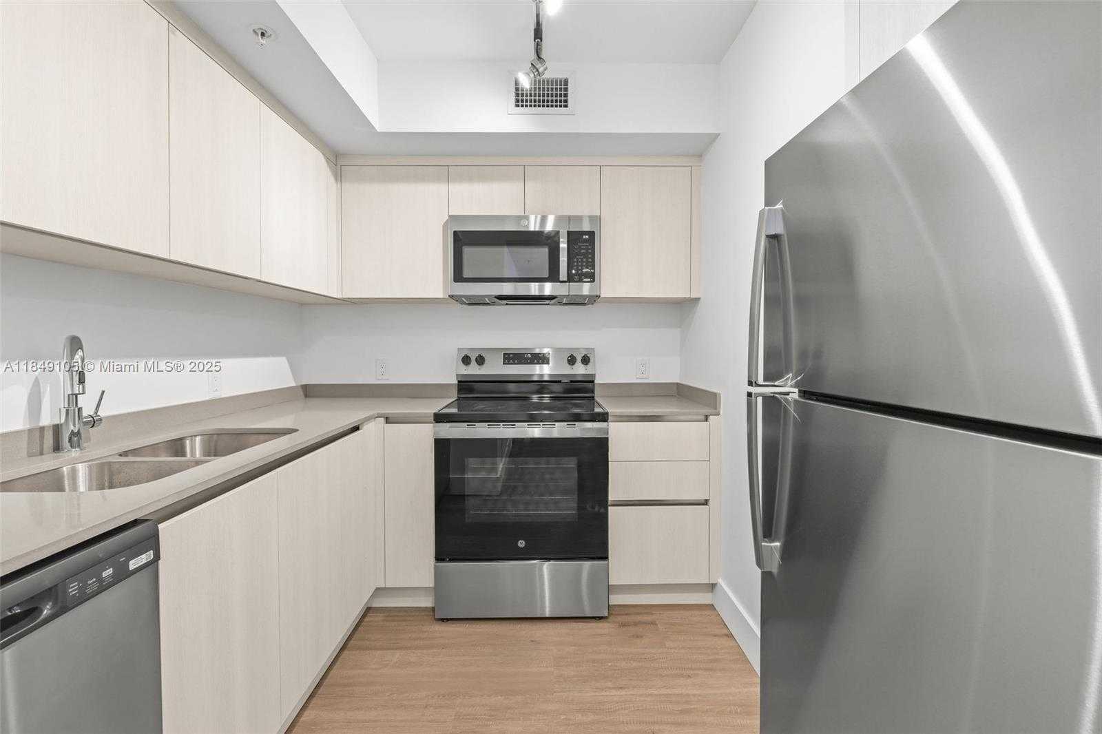 Small Image of 1500 BAY RD #M-1225, Miami Beach Number 3