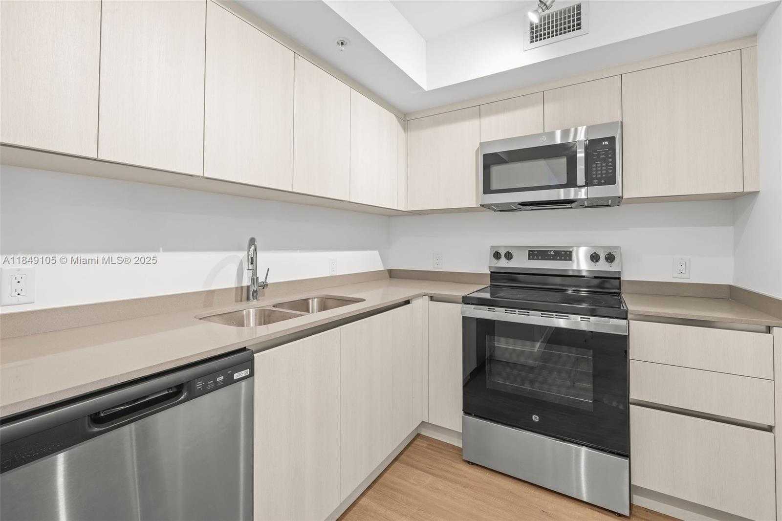 Small Image of 1500 BAY RD #M-1225, Miami Beach Number 4