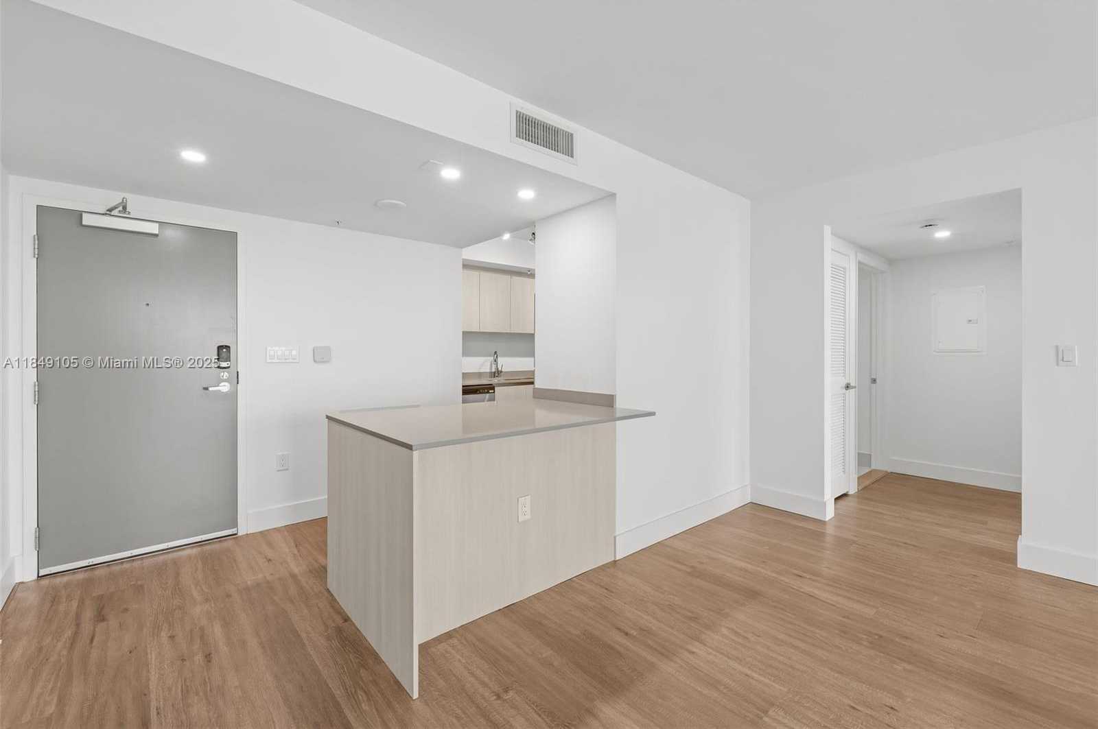 Small Image of 1500 BAY RD #M-1225, Miami Beach Number 6
