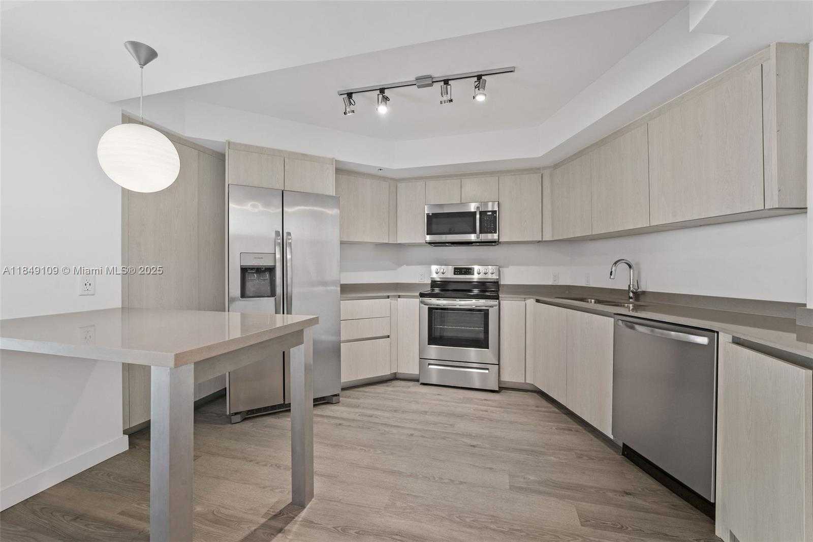 Small Image of 1500 BAY RD #M-0612, Miami Beach Number 2