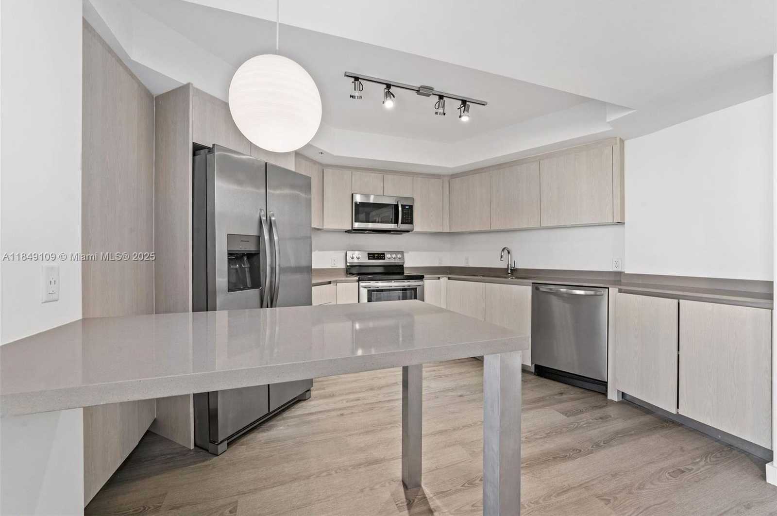 Small Image of 1500 BAY RD #M-0612, Miami Beach Number 3