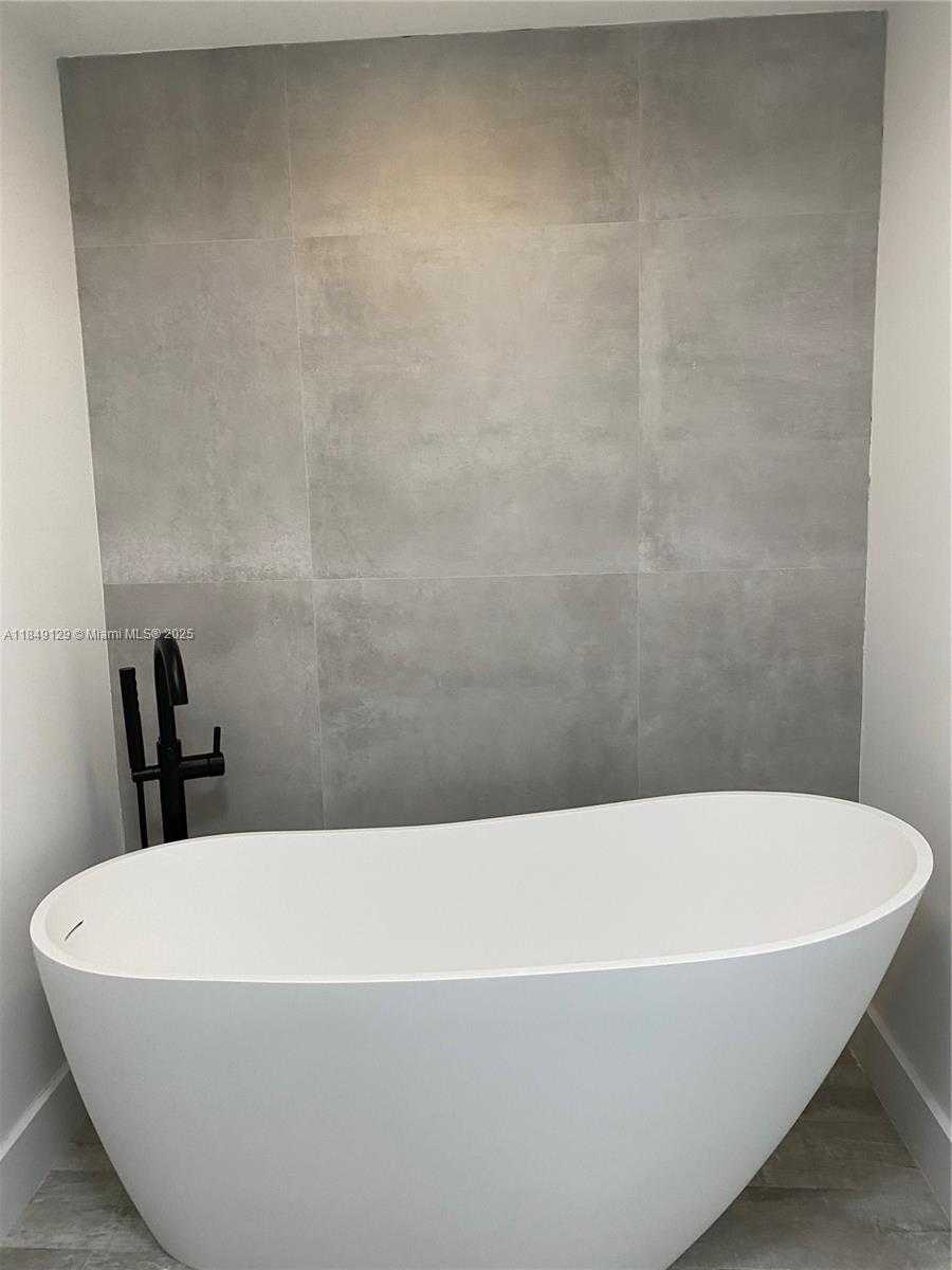 Small Image of 4779 COLLINS AVE #3606, Miami Beach Number 16