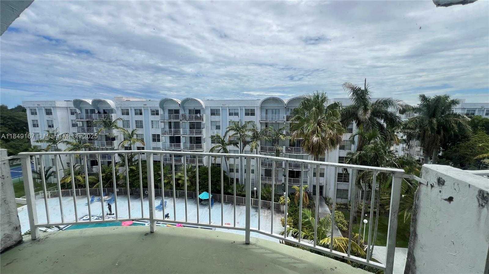 Small Image of 486 NORTH WEST 165TH ST RD #B-606, Miami Number 6
