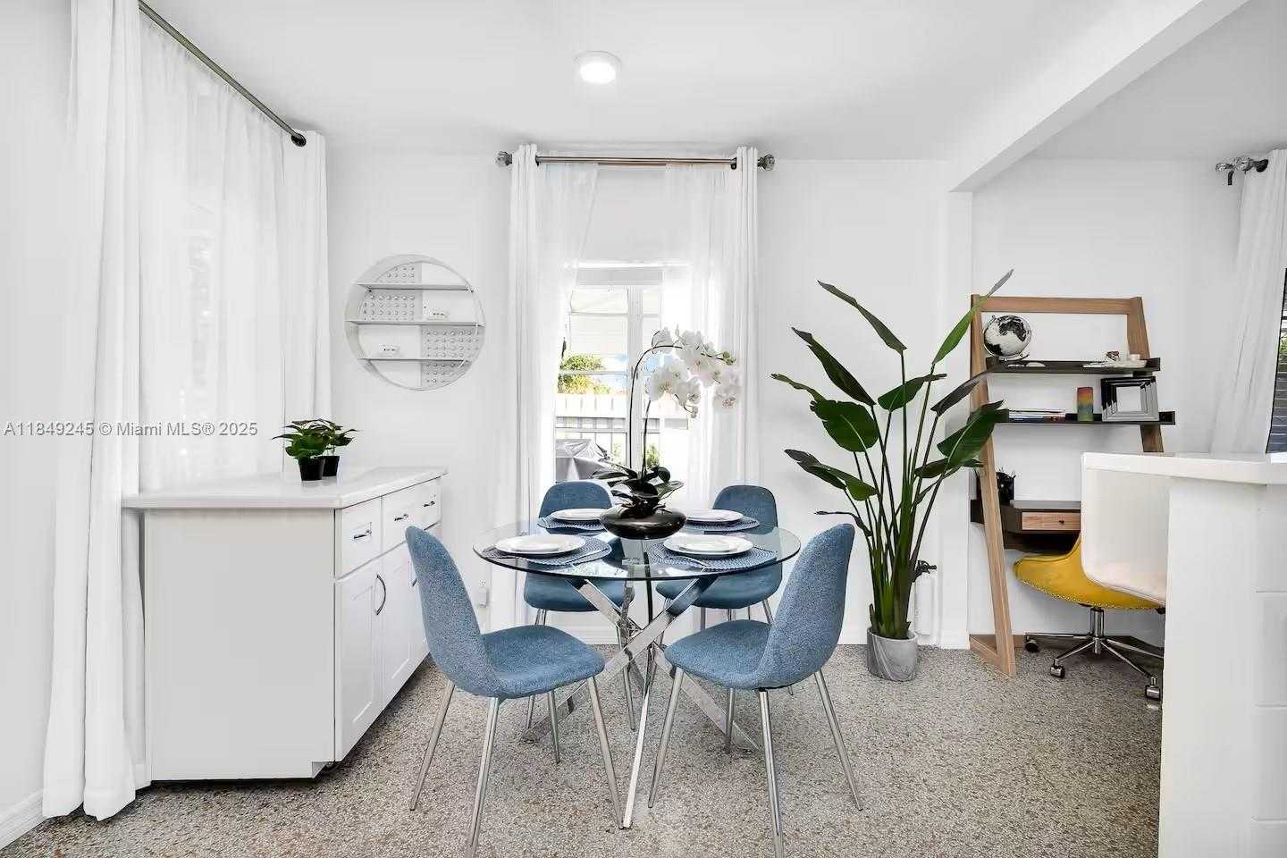 Small Image of 5515 SPRUCE AVE, West Palm Beach Number 4