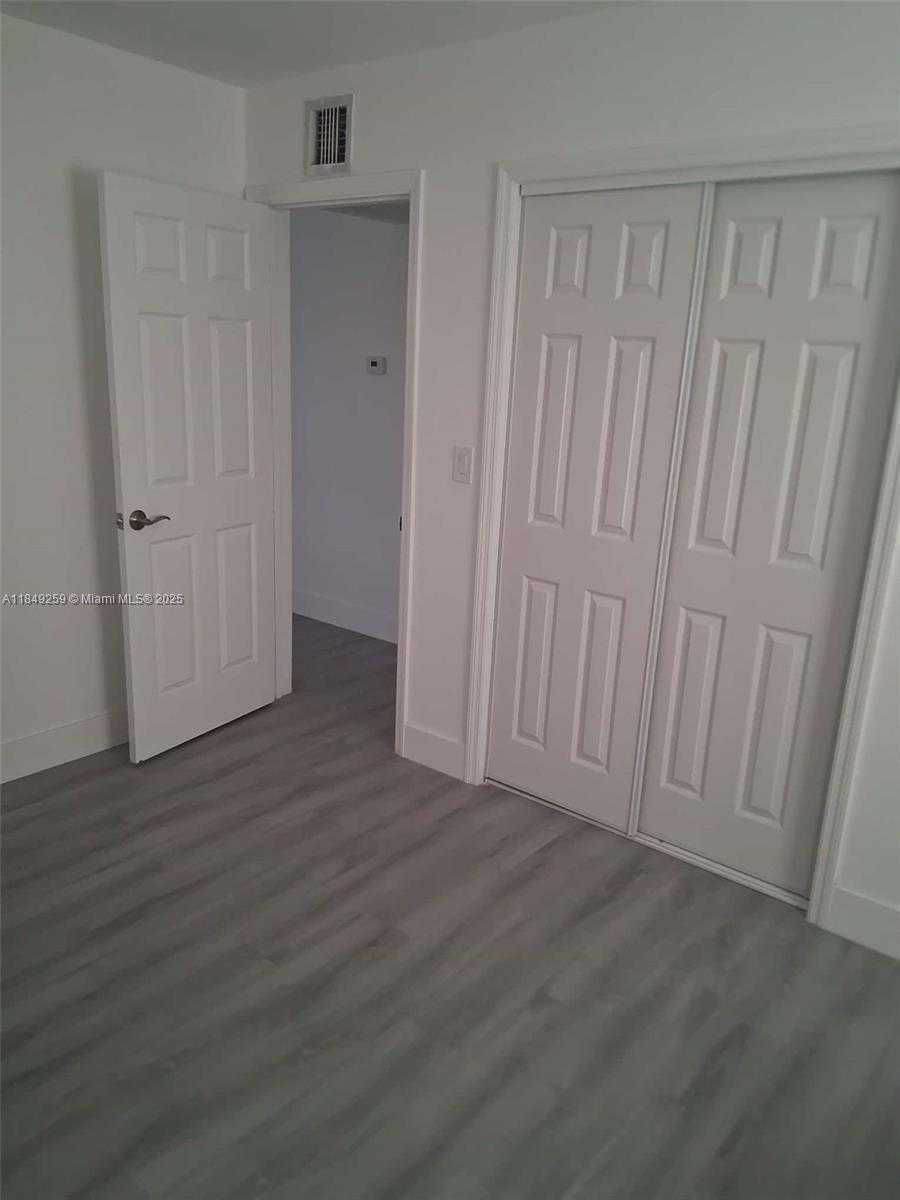 Small Image of 400 NORTH EAST 161ST ST #1, Miami Number 4