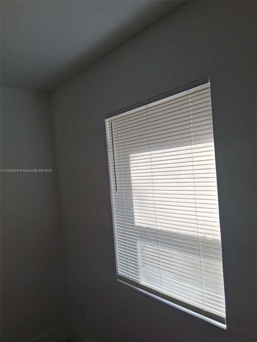 Small Image of 400 NORTH EAST 161ST ST #1, Miami Number 5