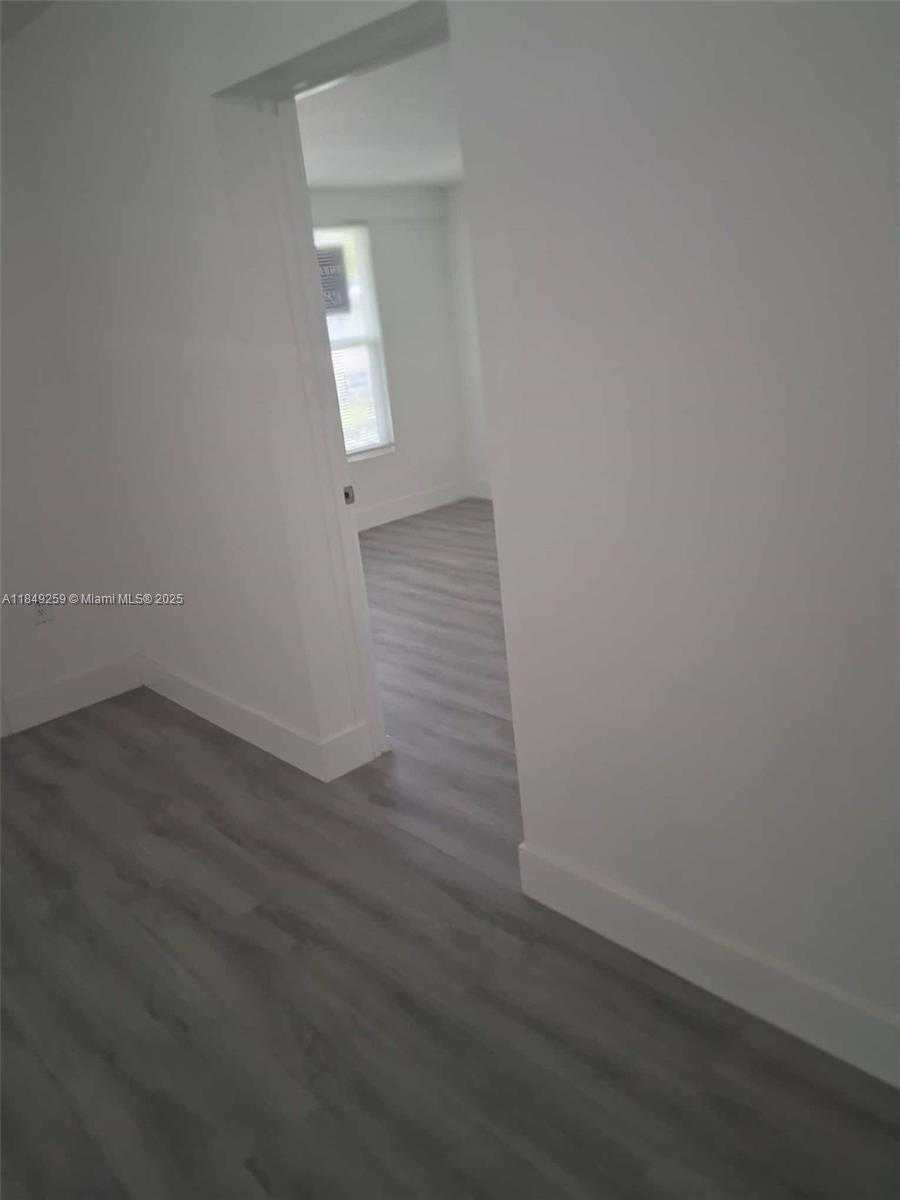 Small Image of 400 NORTH EAST 161ST ST #1, Miami Number 7