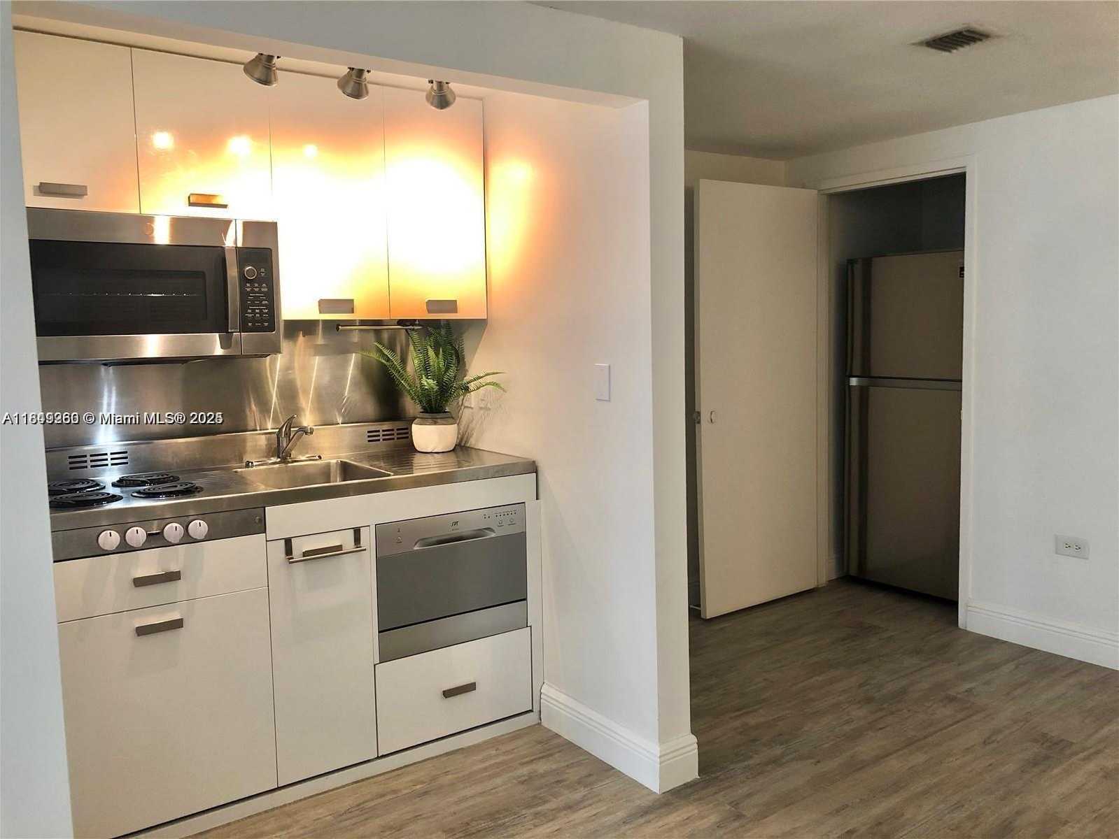 Small Image of 801 BRICKELL BAY DR #1166, Miami Number 4