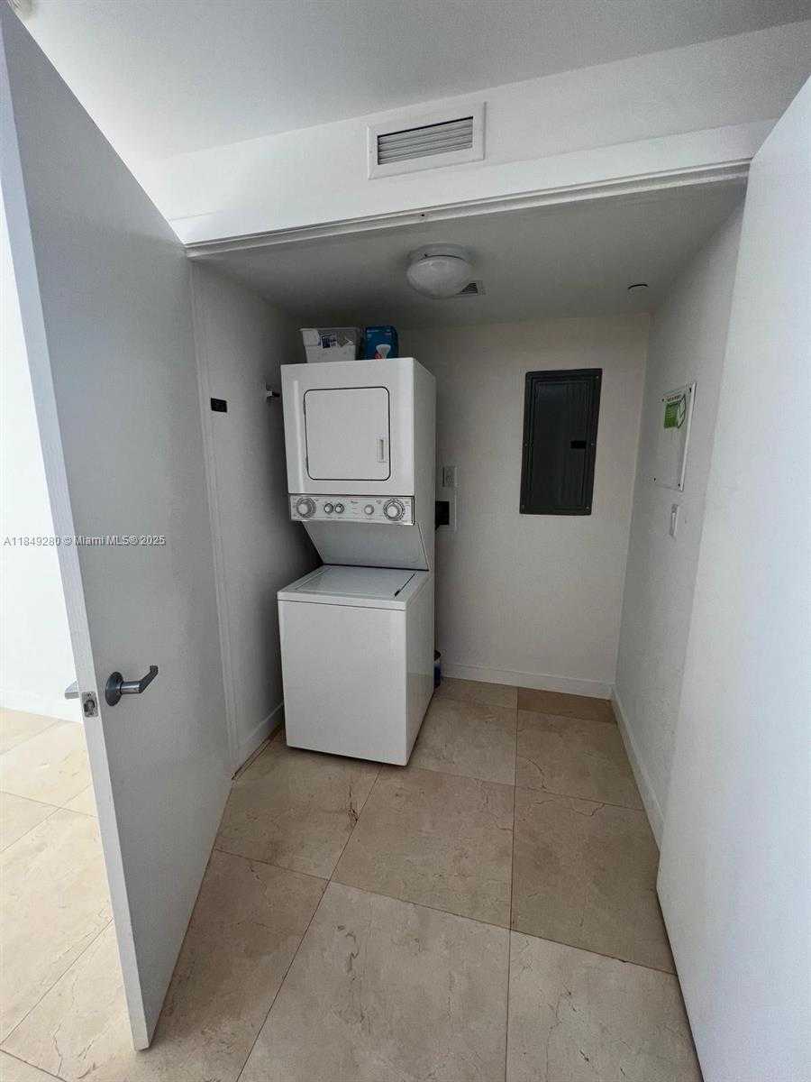 Small Image of 1060 BRICKELL AVE #2711, Miami Number 5