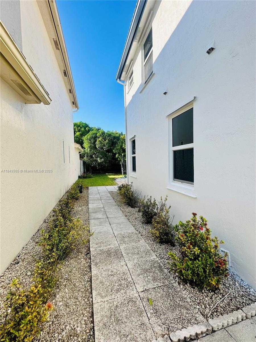 Small Image of 18961 NORTH WEST 22ND ST, Pembroke Pines Number 2