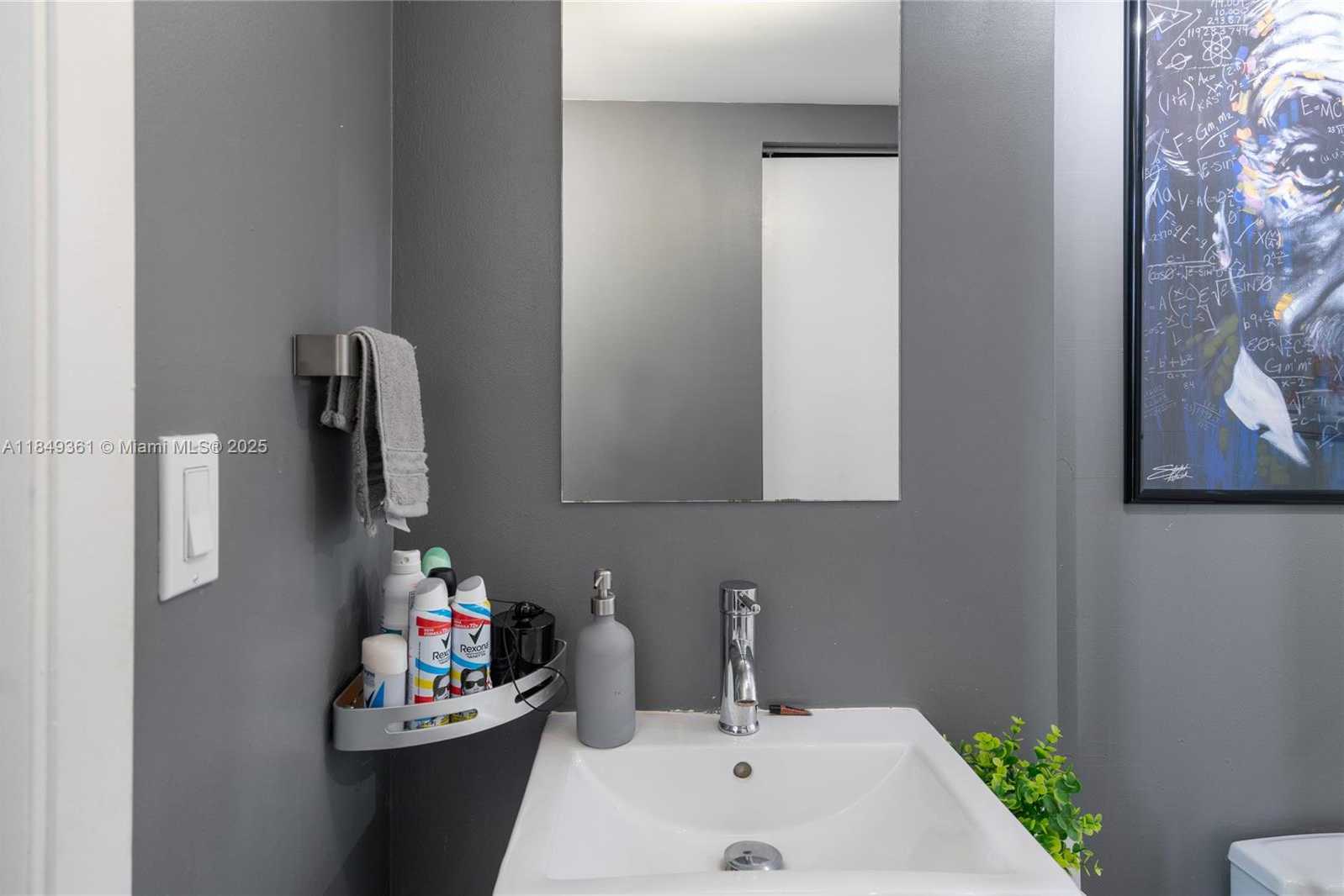 Small Image of 690 SOUTH WEST 1ST CT #2920, Miami Number 16