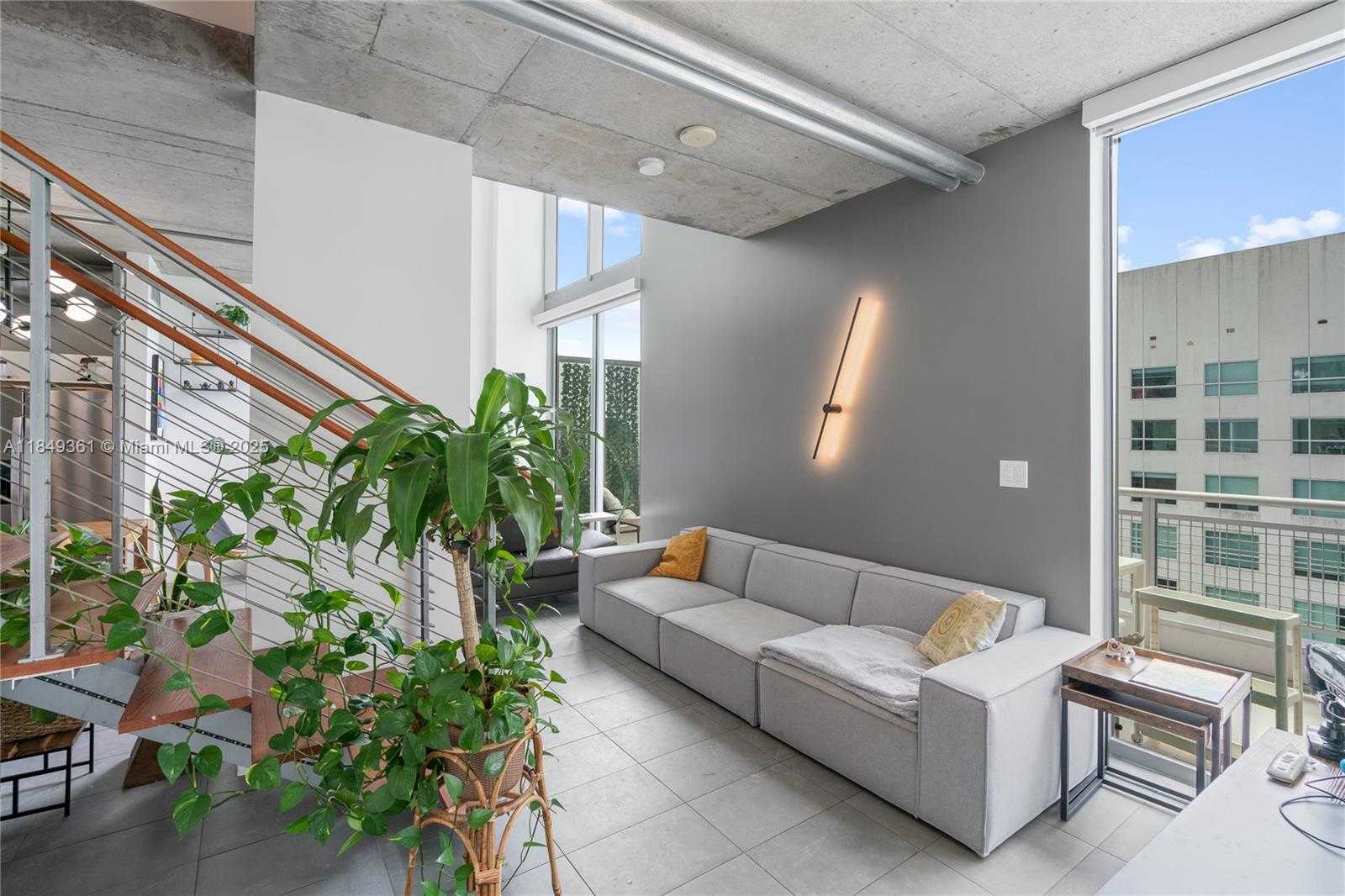 Small Image of 690 SOUTH WEST 1ST CT #2920, Miami Number 18