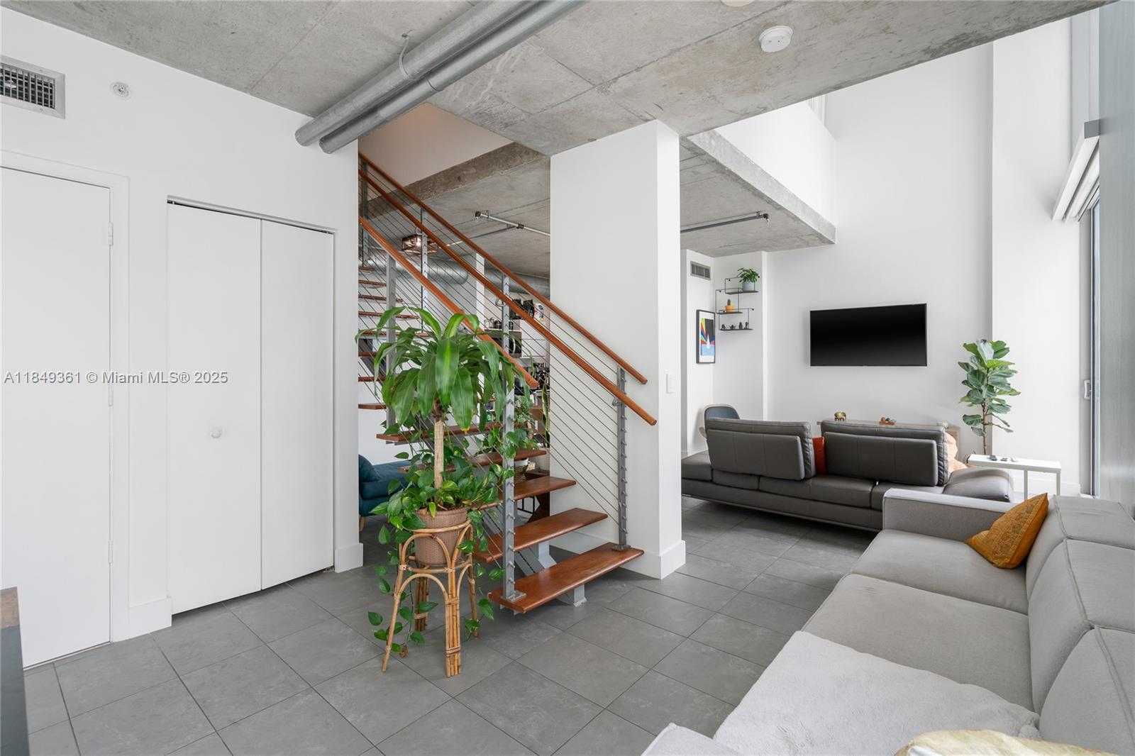 Small Image of 690 SOUTH WEST 1ST CT #2920, Miami Number 19