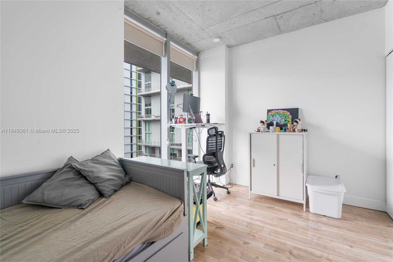 Small Image of 690 SOUTH WEST 1ST CT #2920, Miami Number 24