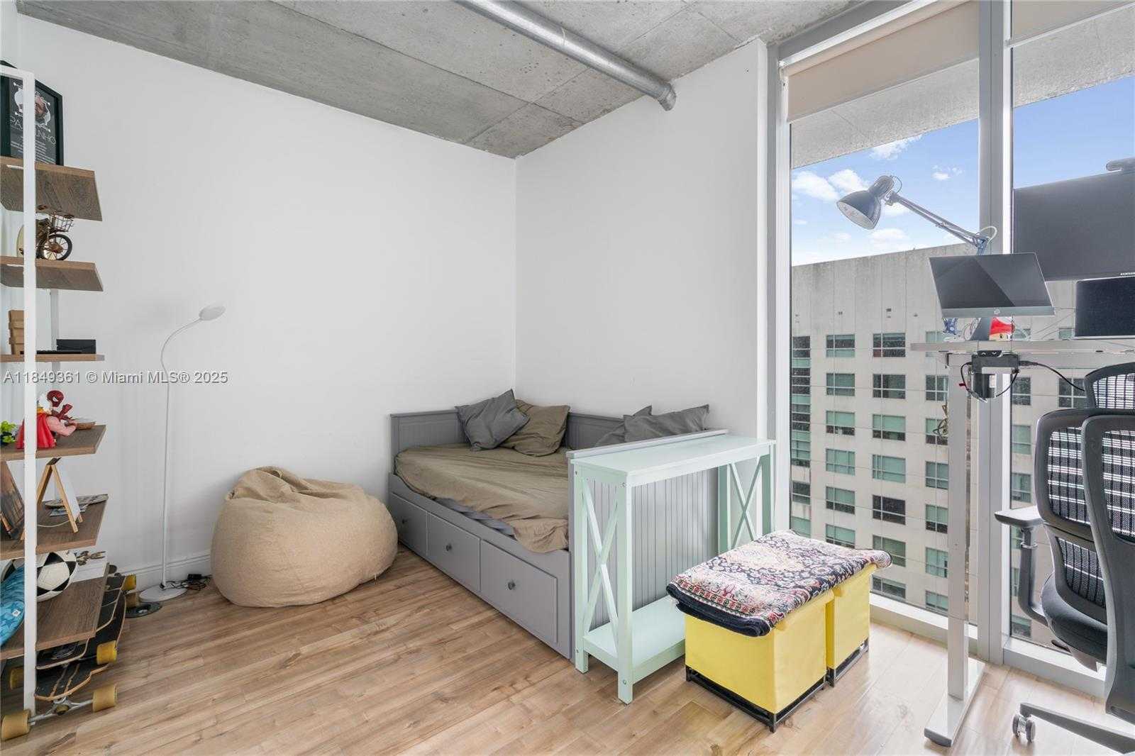 Small Image of 690 SOUTH WEST 1ST CT #2920, Miami Number 25