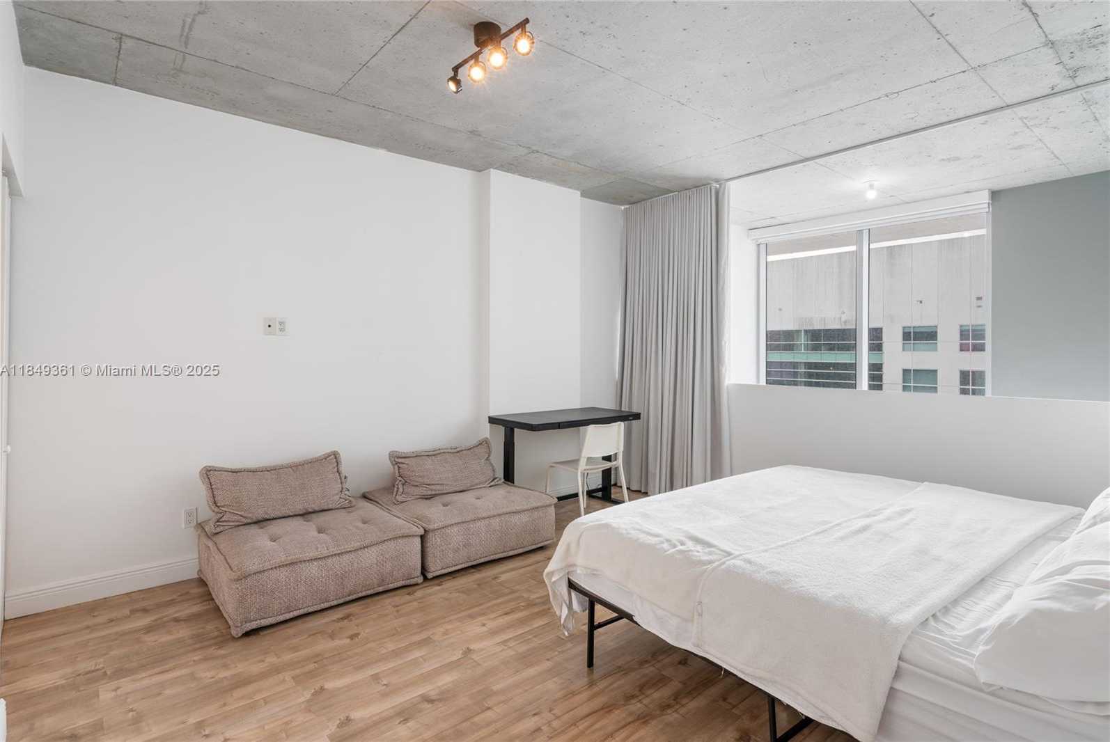 Small Image of 690 SOUTH WEST 1ST CT #2920, Miami Number 27