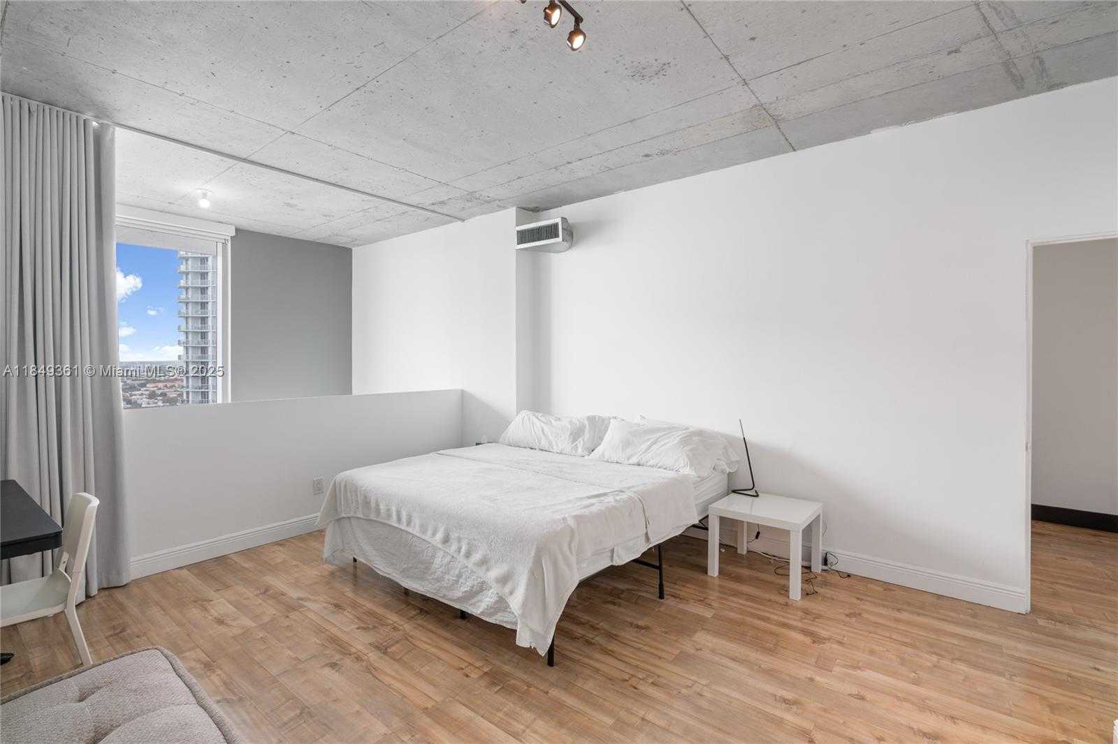 Small Image of 690 SOUTH WEST 1ST CT #2920, Miami Number 28