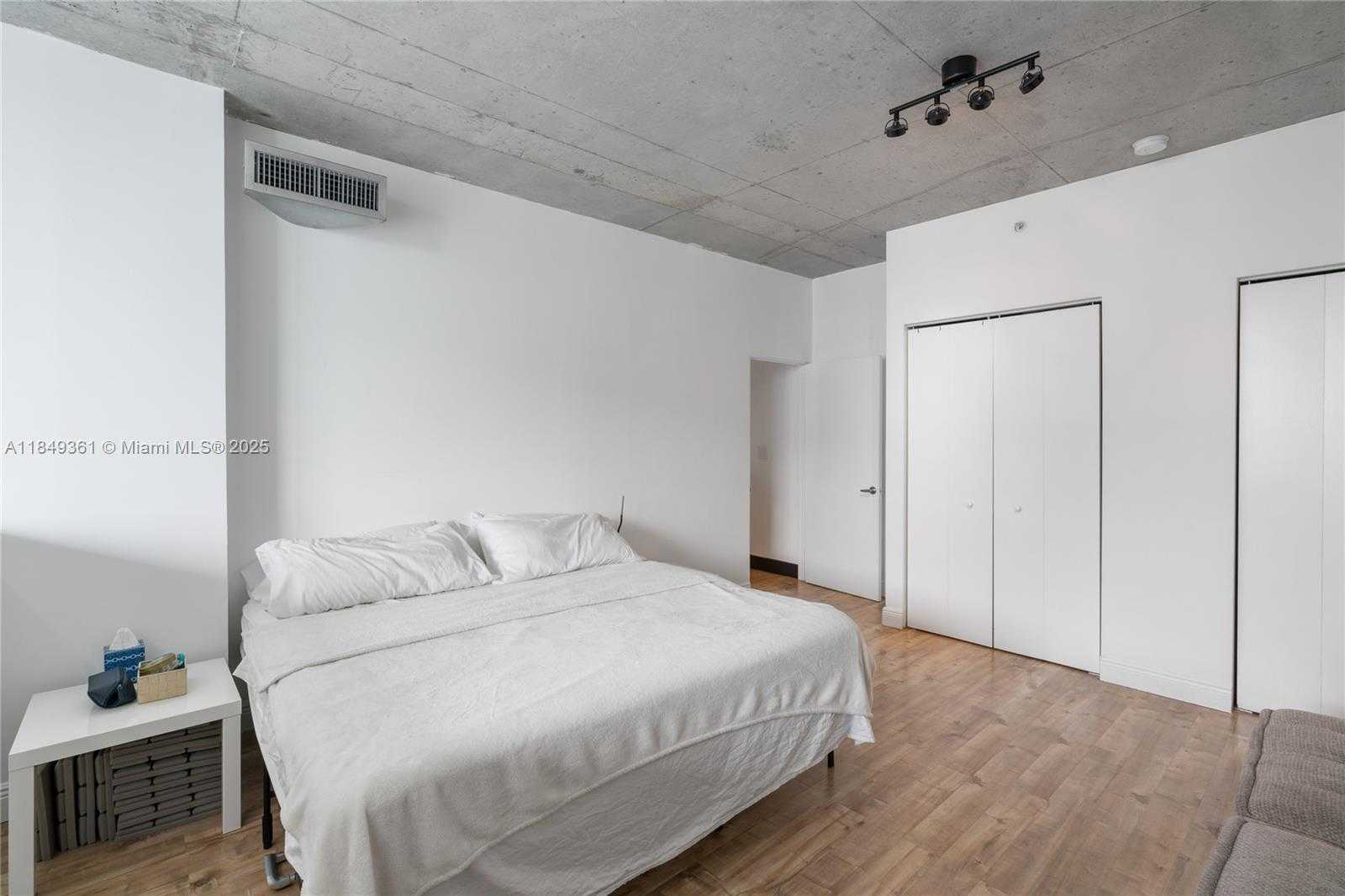 Small Image of 690 SOUTH WEST 1ST CT #2920, Miami Number 29