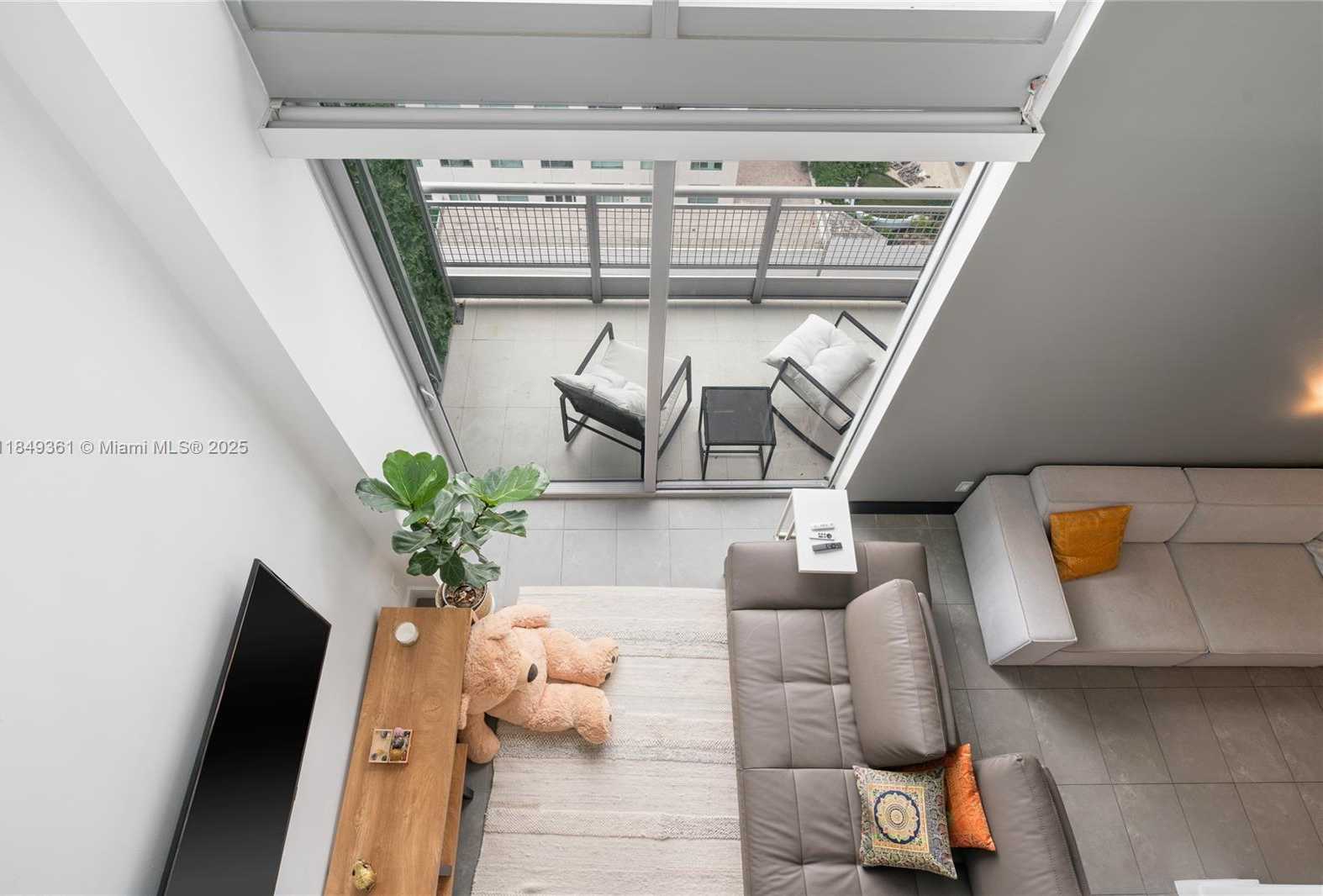 Small Image of 690 SOUTH WEST 1ST CT #2920, Miami Number 30