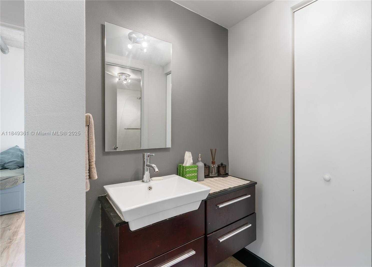 Small Image of 690 SOUTH WEST 1ST CT #2920, Miami Number 31