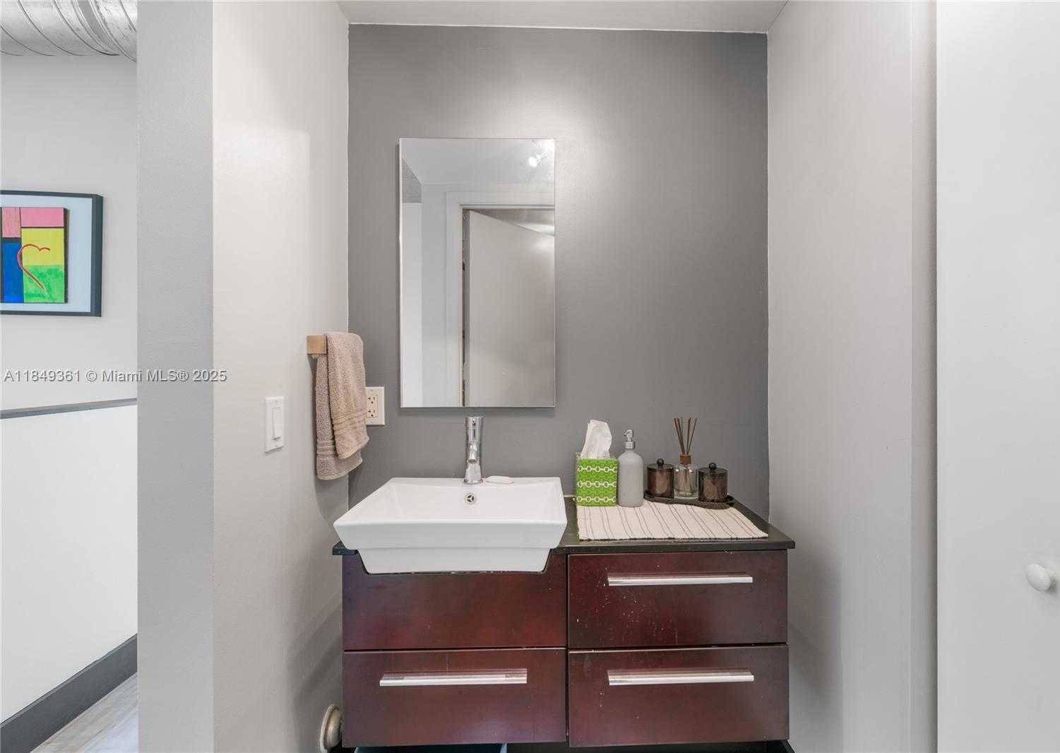 Small Image of 690 SOUTH WEST 1ST CT #2920, Miami Number 32