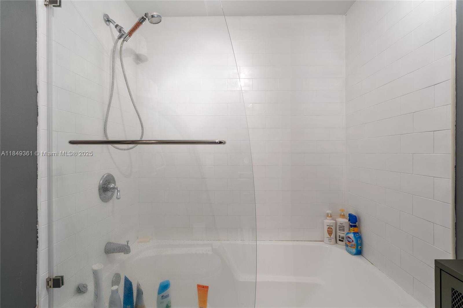 Small Image of 690 SOUTH WEST 1ST CT #2920, Miami Number 33