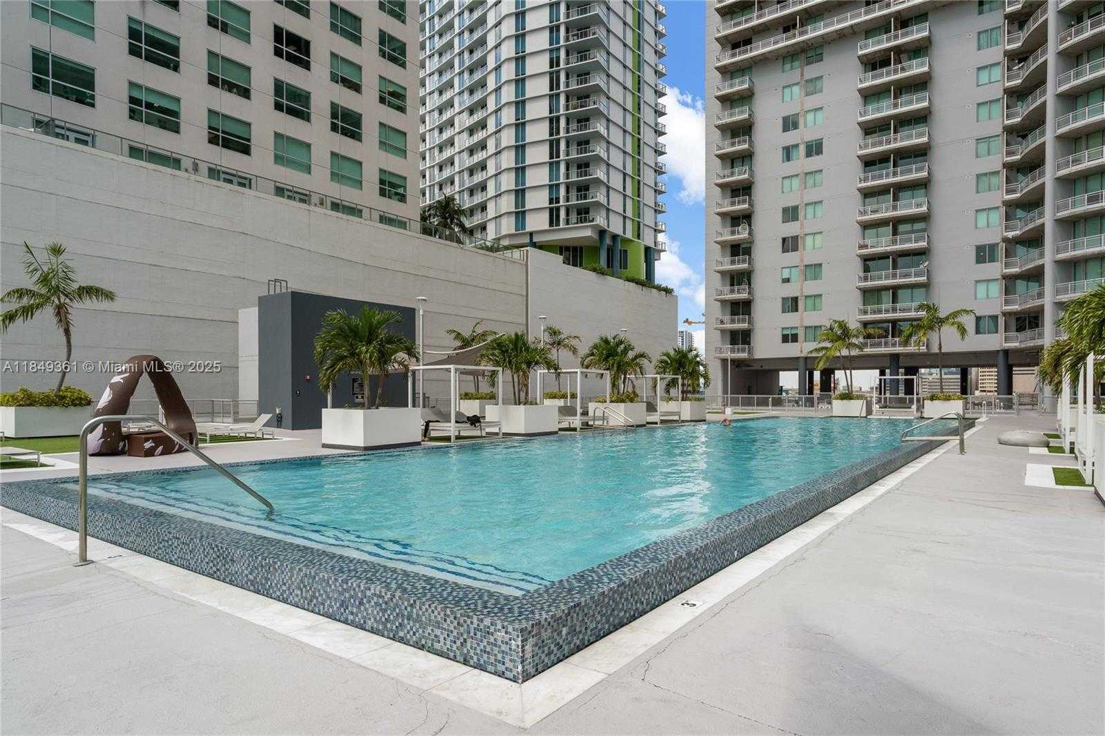 Small Image of 690 SOUTH WEST 1ST CT #2920, Miami Number 39