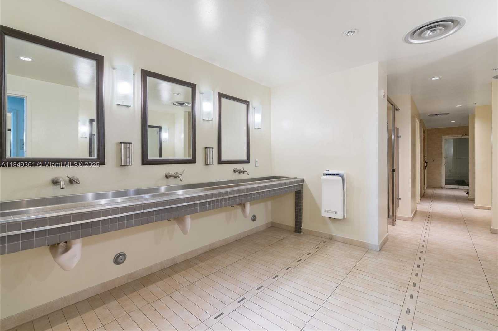 Small Image of 690 SOUTH WEST 1ST CT #2920, Miami Number 48