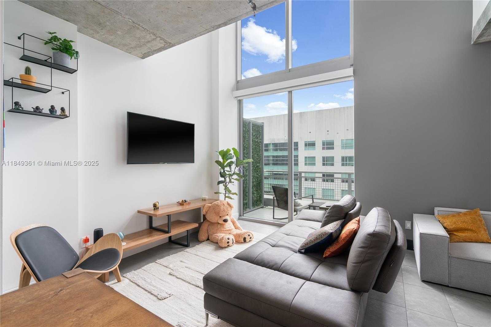 Small Image of 690 SOUTH WEST 1ST CT #2920, Miami Number 7