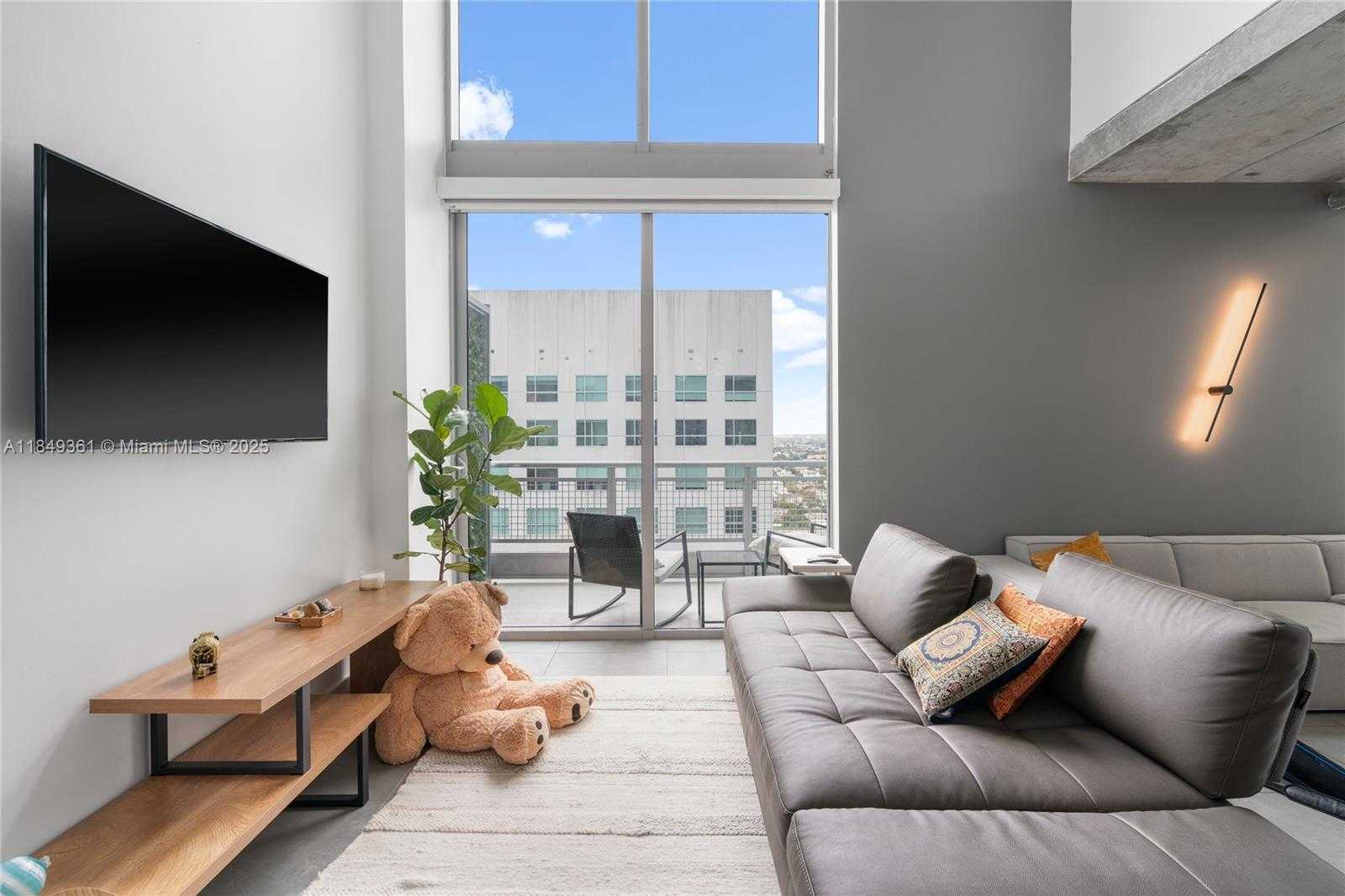 Small Image of 690 SOUTH WEST 1ST CT #2920, Miami Number 8