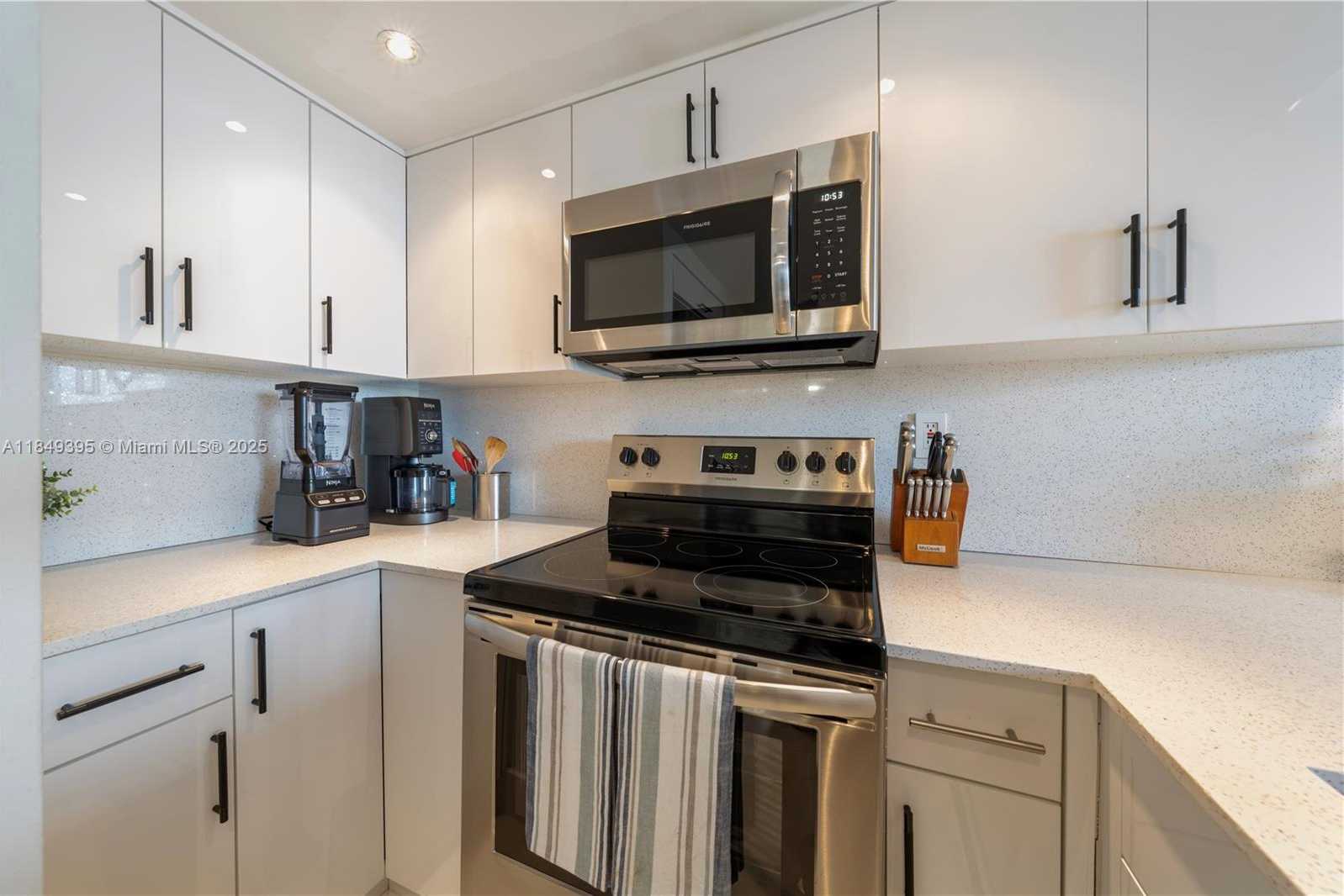 Small Image of 540 BRICKELL KEY DR #702, Miami Number 3