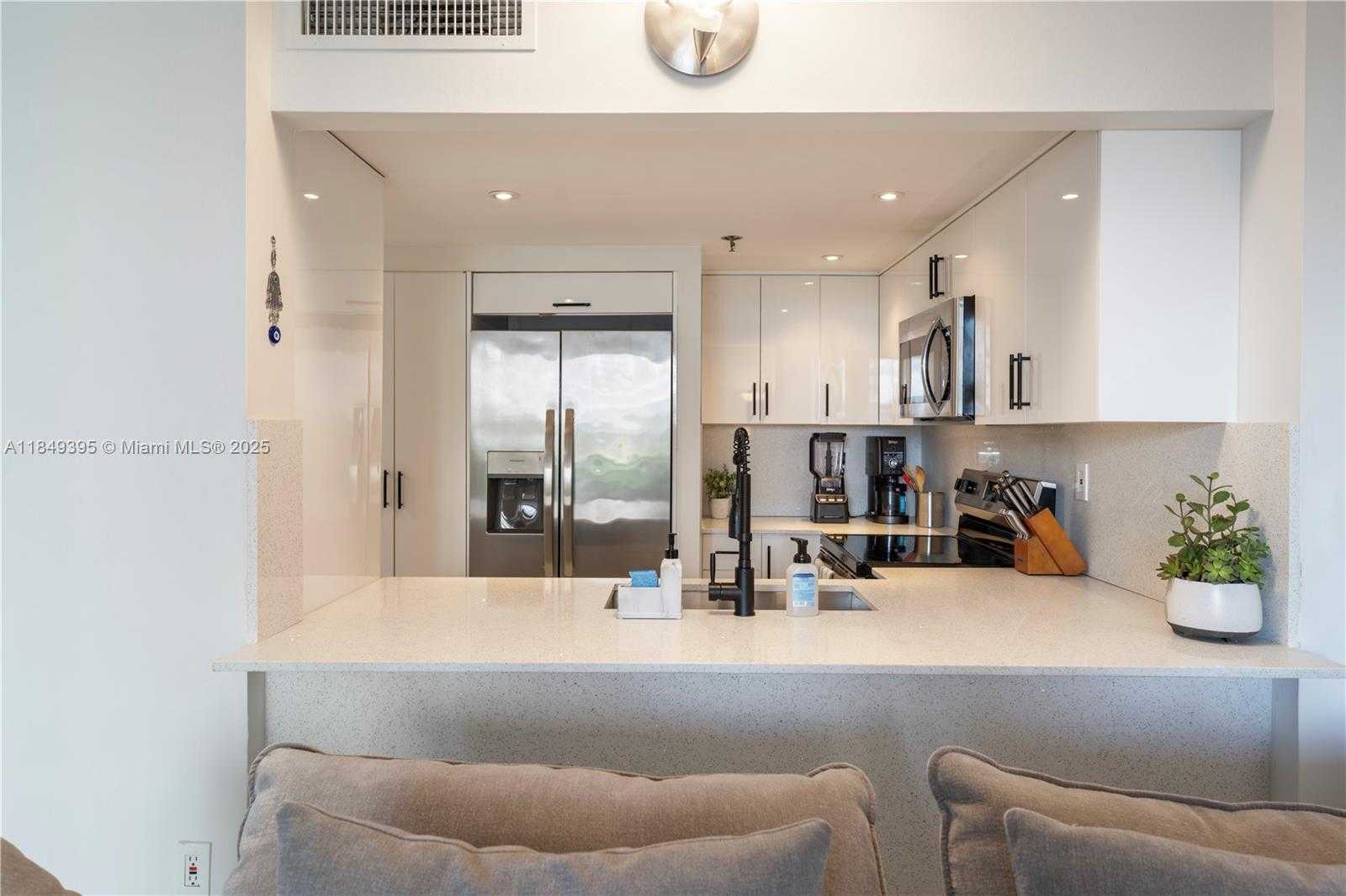 Small Image of 540 BRICKELL KEY DR #702, Miami Number 6
