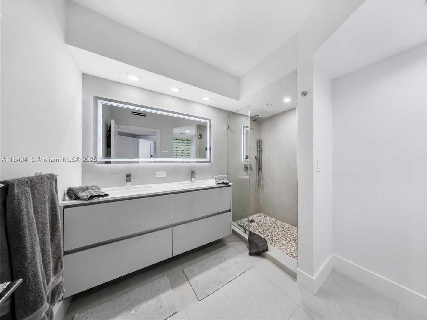 Small Image of 1330 WEST AVE #2501, Miami Beach Number 12