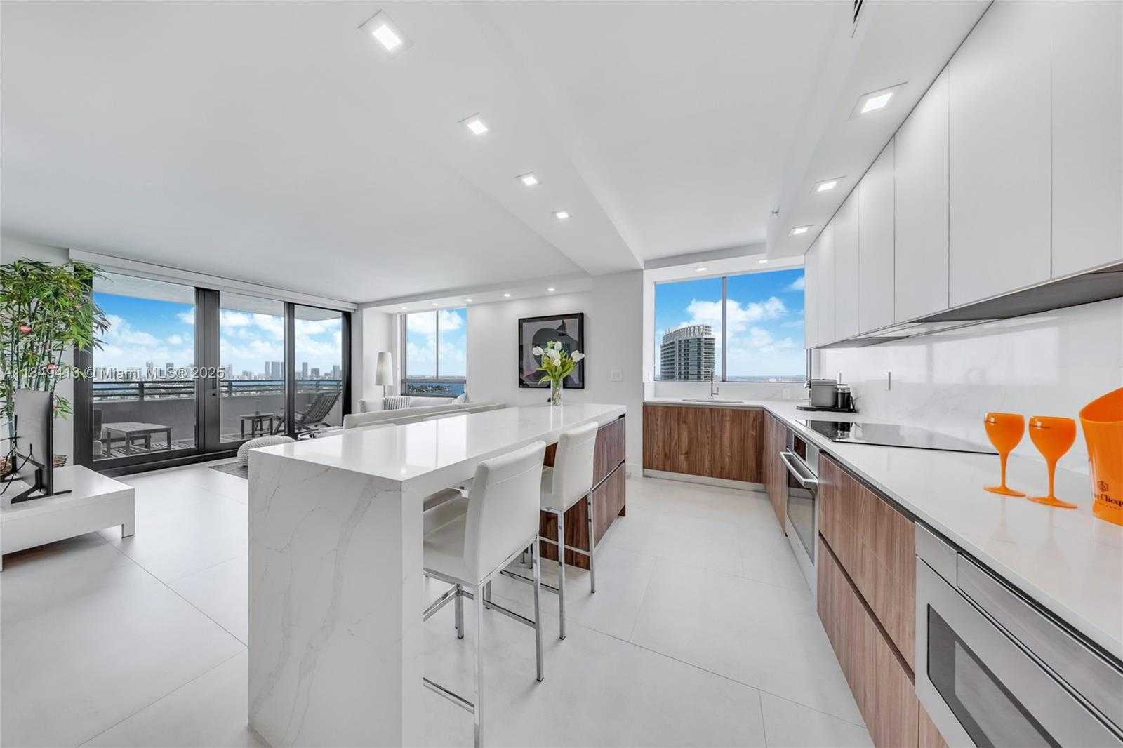 Small Image of 1330 WEST AVE #2501, Miami Beach Number 3