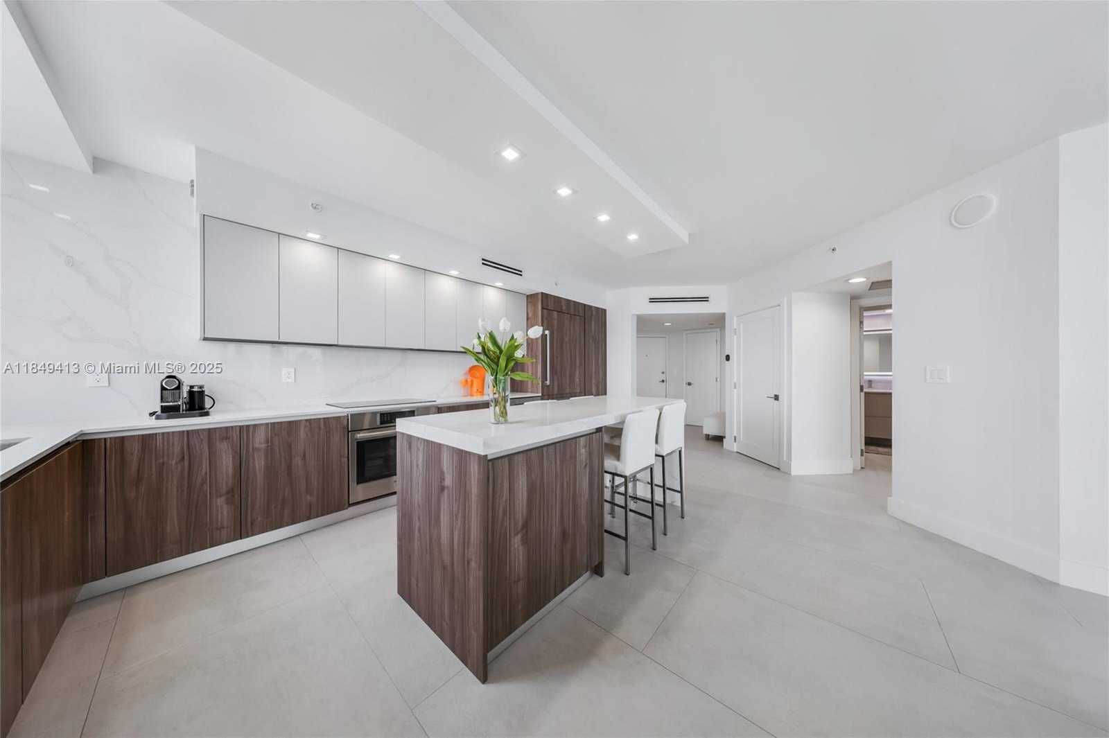 Small Image of 1330 WEST AVE #2501, Miami Beach Number 4