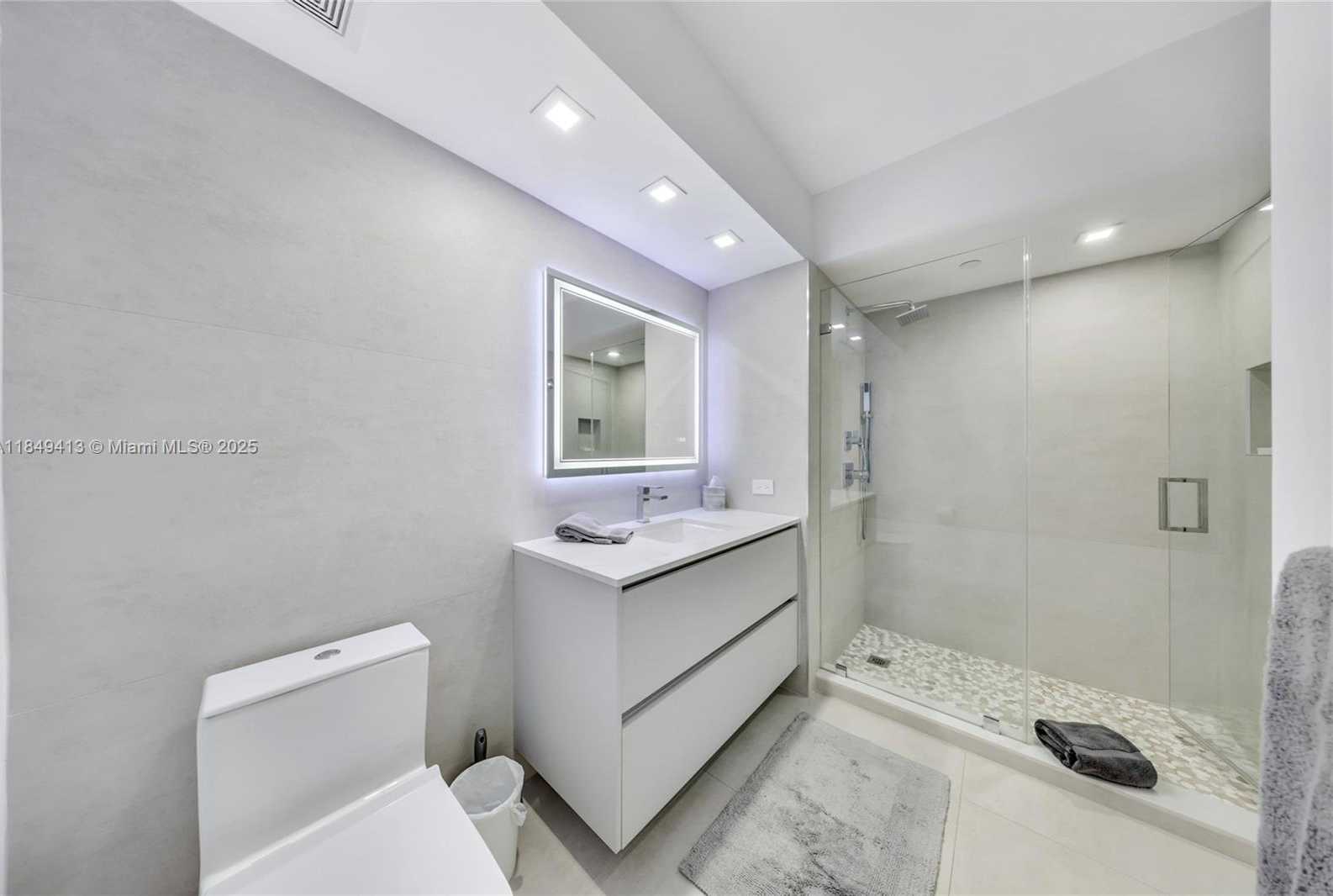 Small Image of 1330 WEST AVE #2501, Miami Beach Number 8