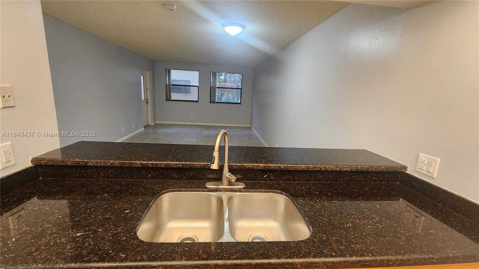 Small Image of 8100 GENEVA CT #340, Doral Number 17